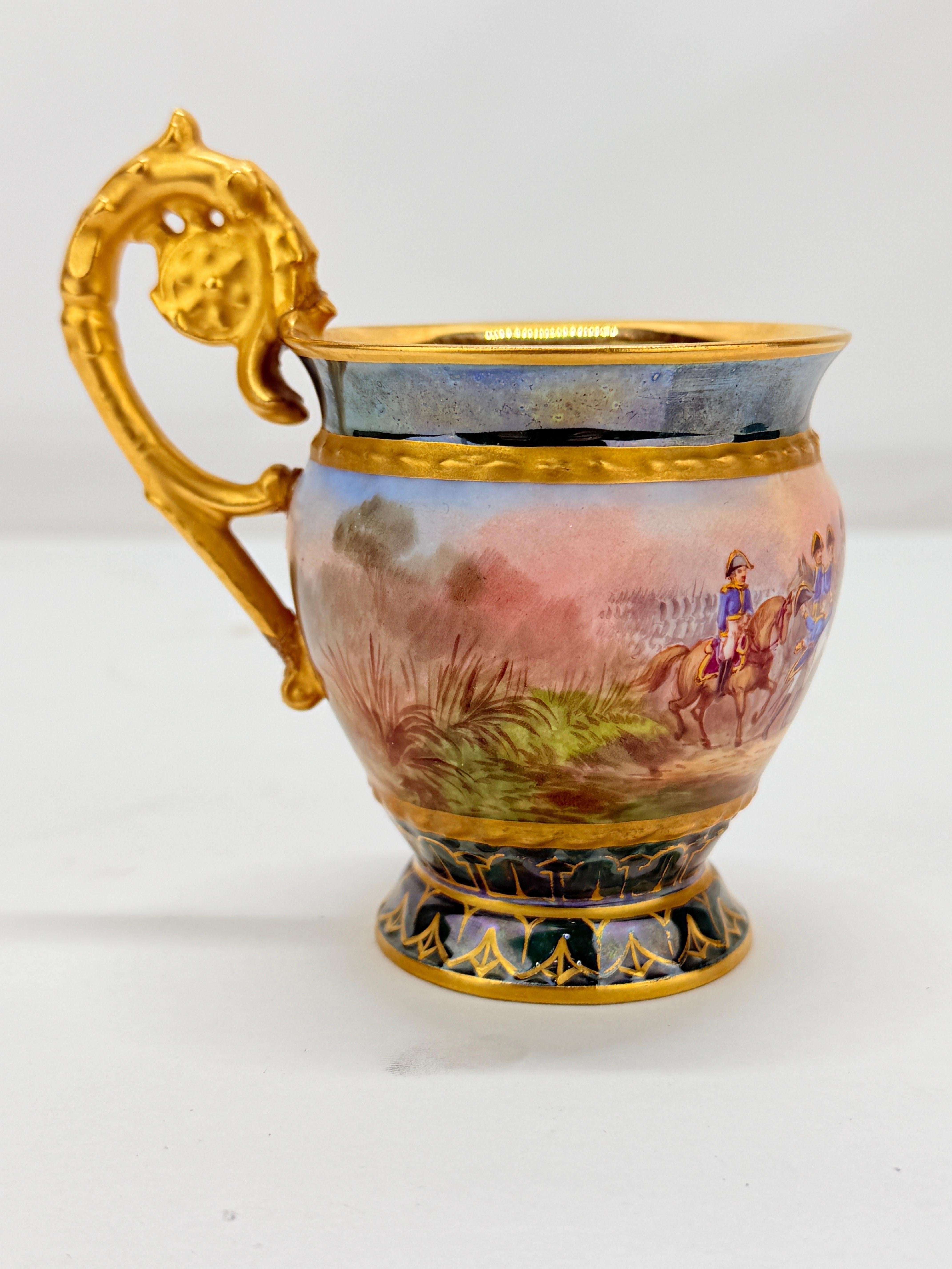 Cette coupe et son couvercle en porcelaine finement peinte commémorant la bataille de Waterloo est un exemple magistral de l'art céramique historiciste français du XIXe siècle, signé dans l'émail en bas à droite dans le terrain herbeux 