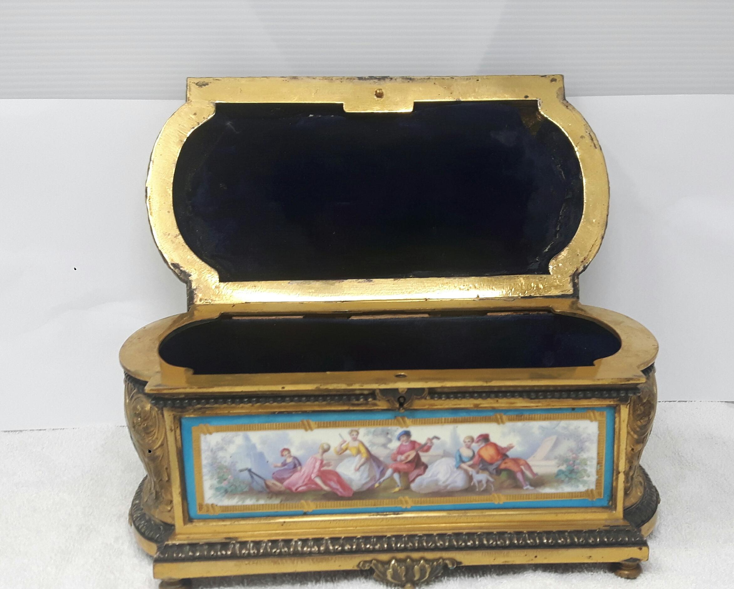 Casket im Sevres-Stil des 19. Jahrhunderts (Französisch) im Angebot