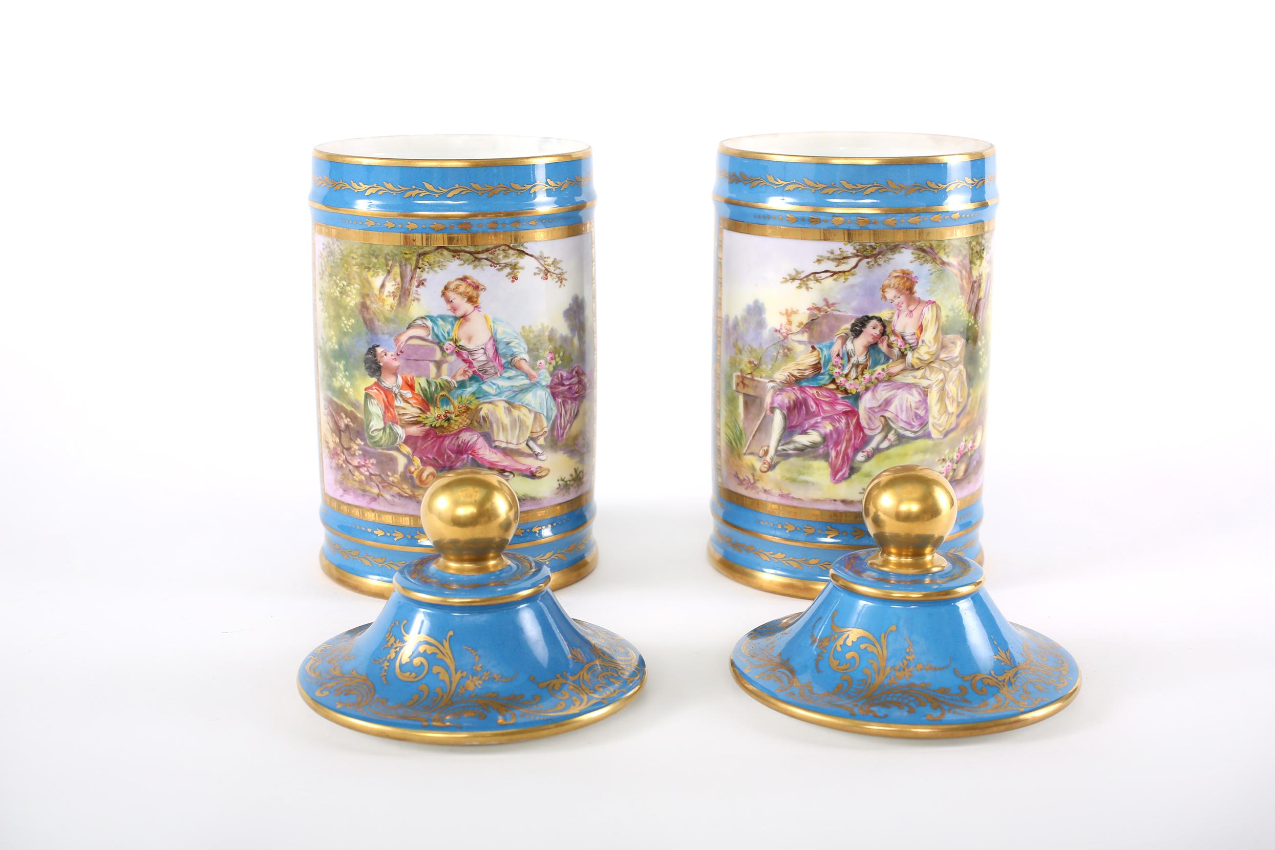Vernissé Paire de grandes jarres couvertes en porcelaine de style Sèvres du 19ème siècle en vente