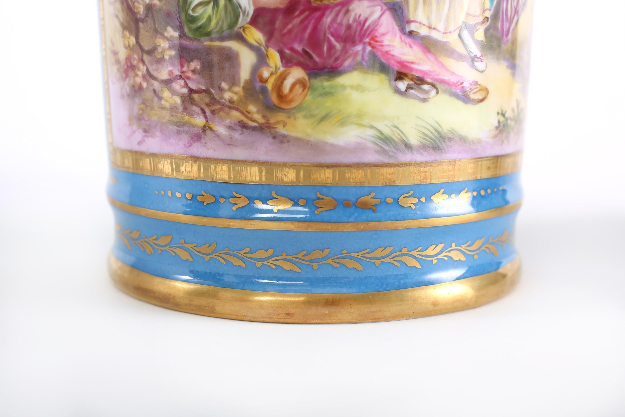 Paire de grandes jarres couvertes en porcelaine de style Sèvres du 19ème siècle Bon état - En vente à Tarry Town, NY
