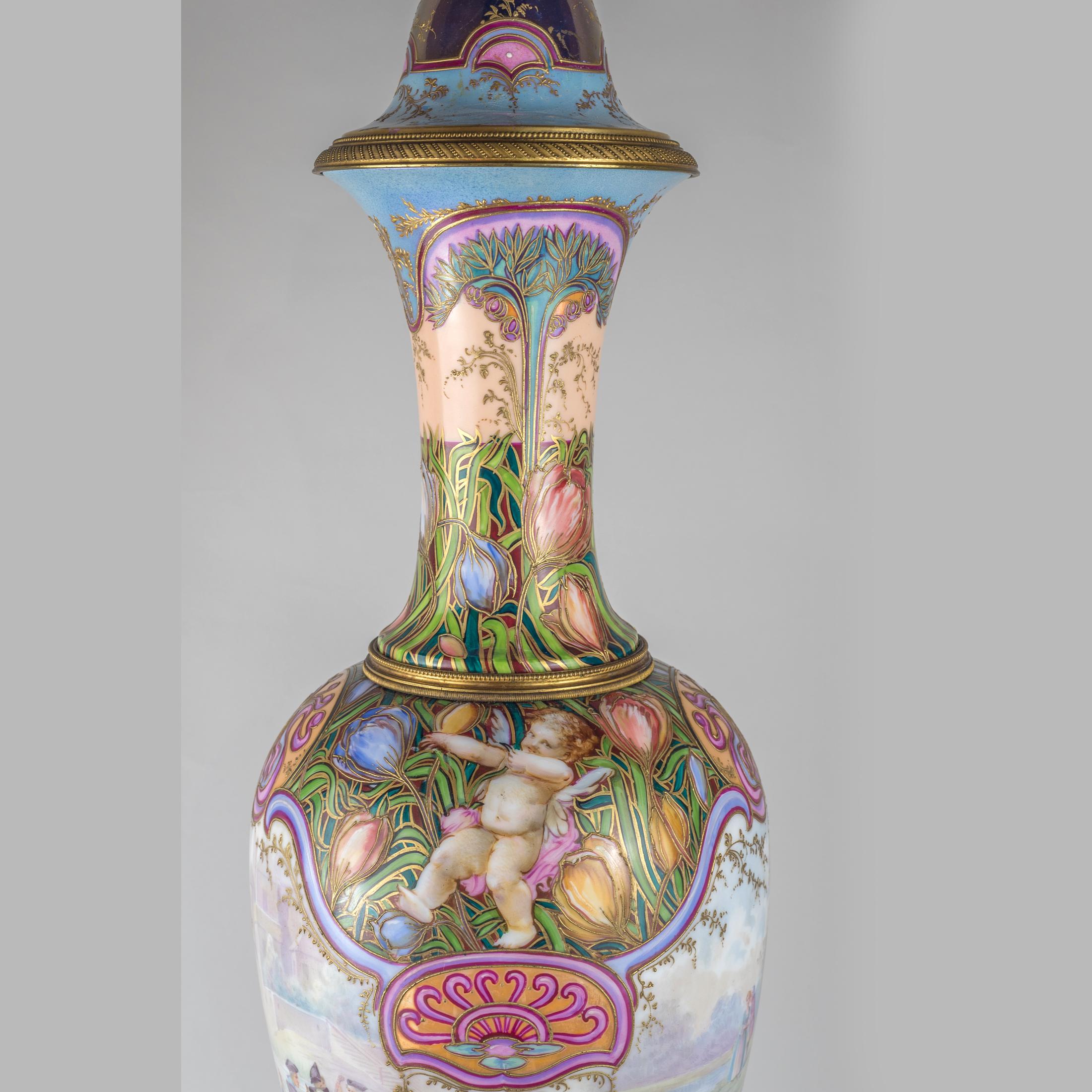 Vase portrait et couvercle en porcelaine rose irisée de style Sèvres de belle qualité. 

Date : 19ème siècle
Origine : Français
Dimension : 32 po. x 7 1/2 po.