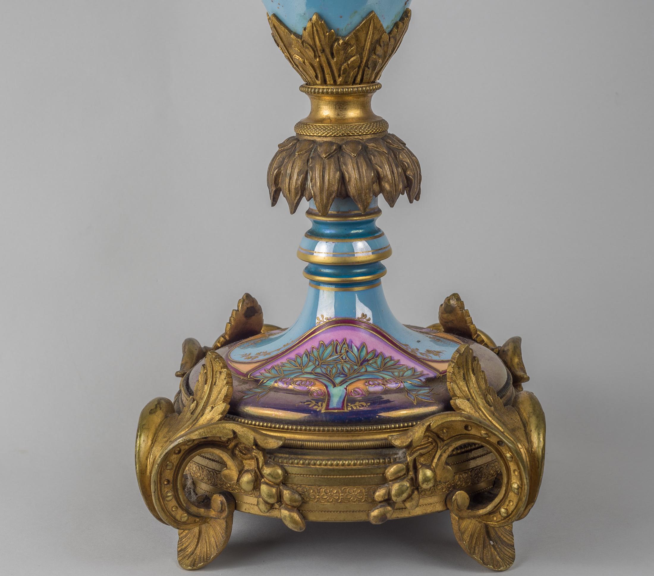 Vase portrait en porcelaine dorée à glaçure irisée de style Sèvres du 19ème siècle en vente 1