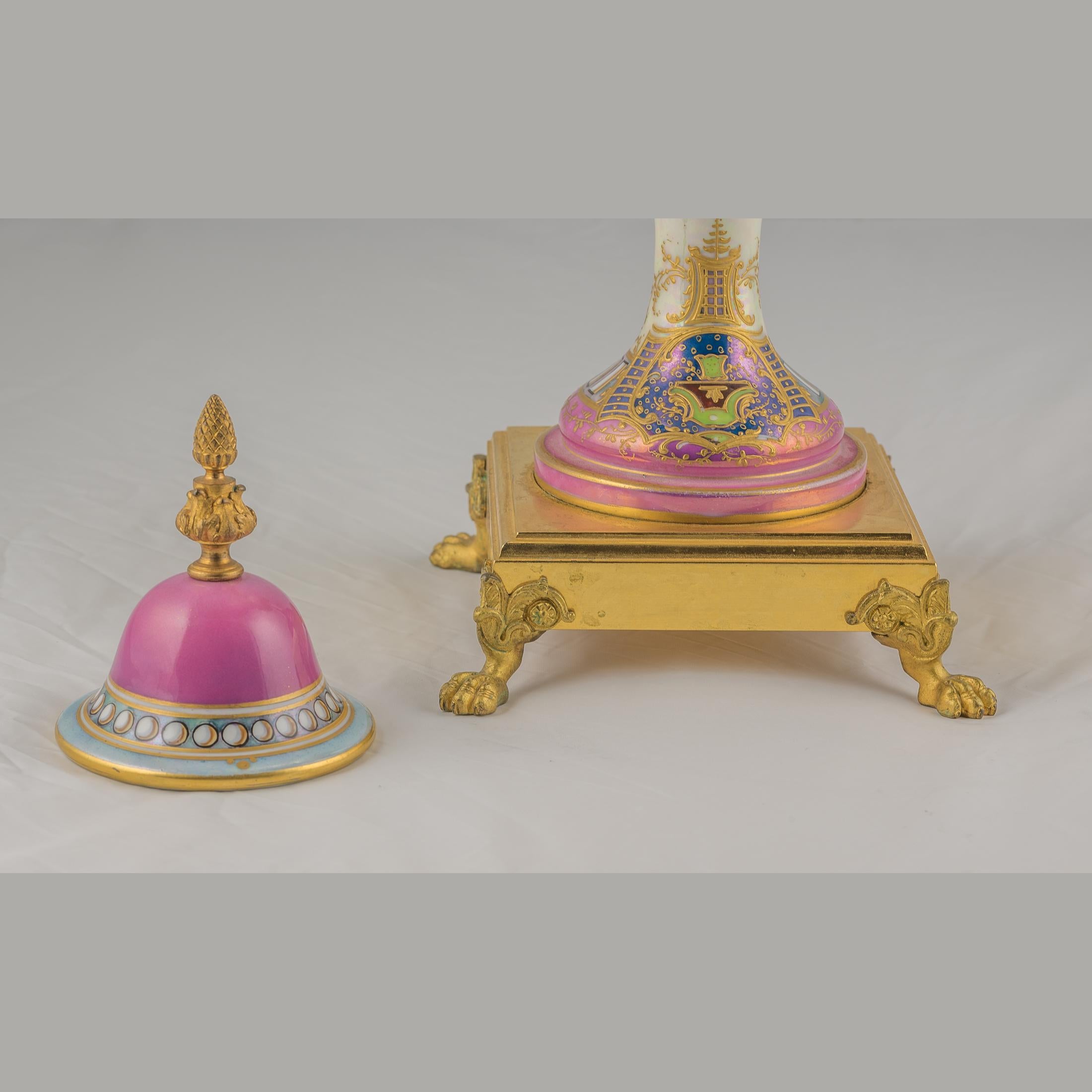 Vaso da ritratto in porcellana dorata con smalto rosa iridescente del XIX secolo di Sèvres in vendita 4