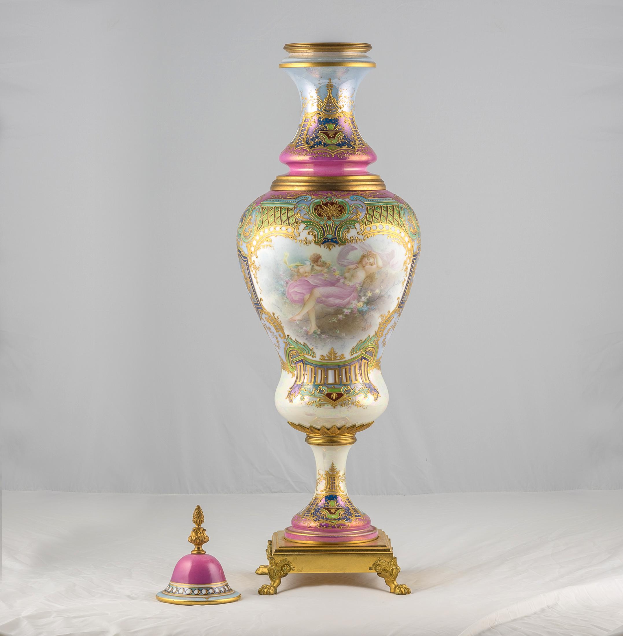 Superbe vase portrait et couvercle en porcelaine de Sèvres à glaçure iridescente rose.
Portrait doré et peint à la main d'une belle femme se prélassant et d'un chérubin avec une guirlande de fleurs. Signé 'Collot'. 

Date : 19ème siècle
Origine