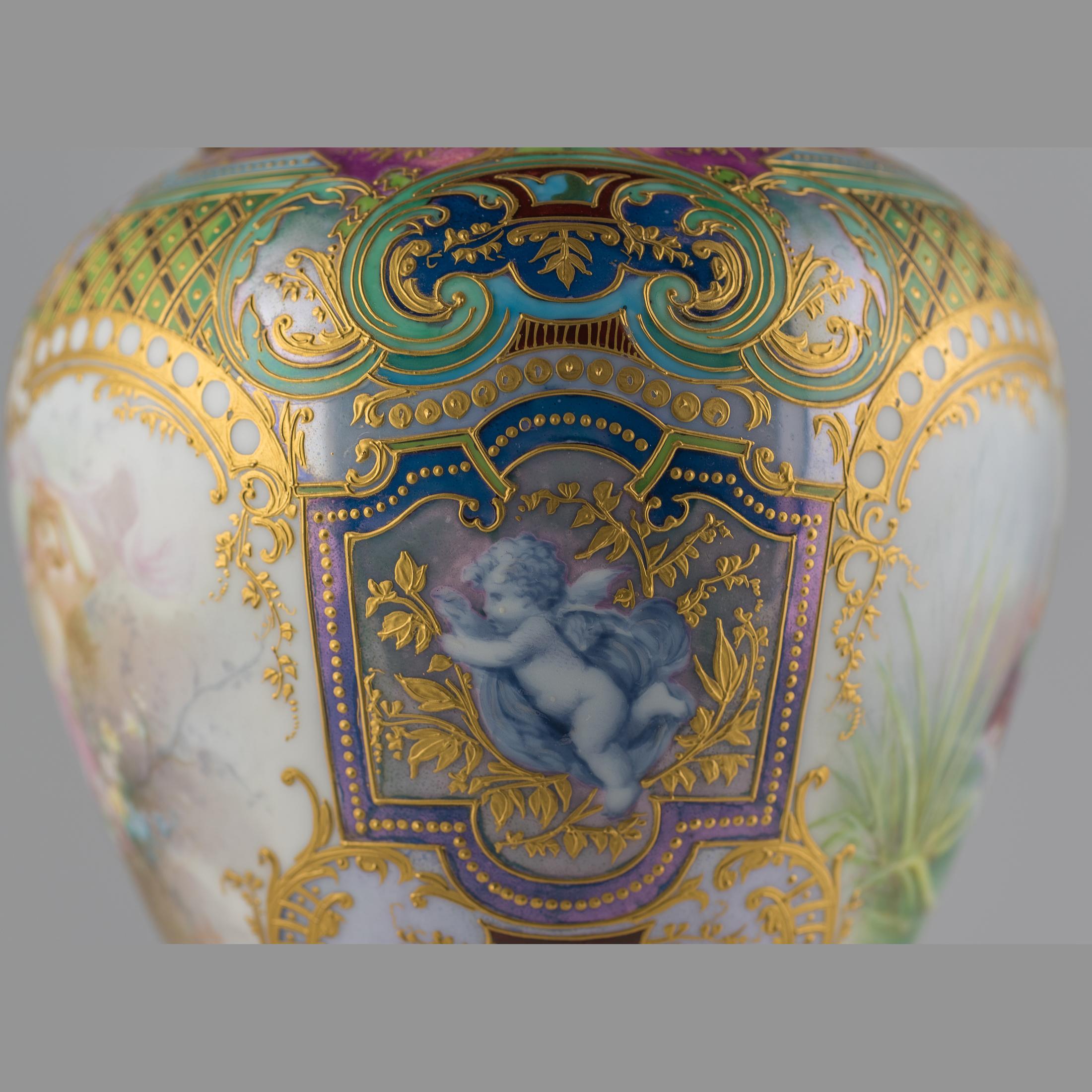 Français Vase portrait de style Sèvres du 19ème siècle en porcelaine dorée à glaçure rose irisée en vente