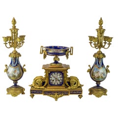 Ensemble d'horloge de style Sèvres du 19e siècle en porcelaine peinte en bronze doré et bleu cobalt