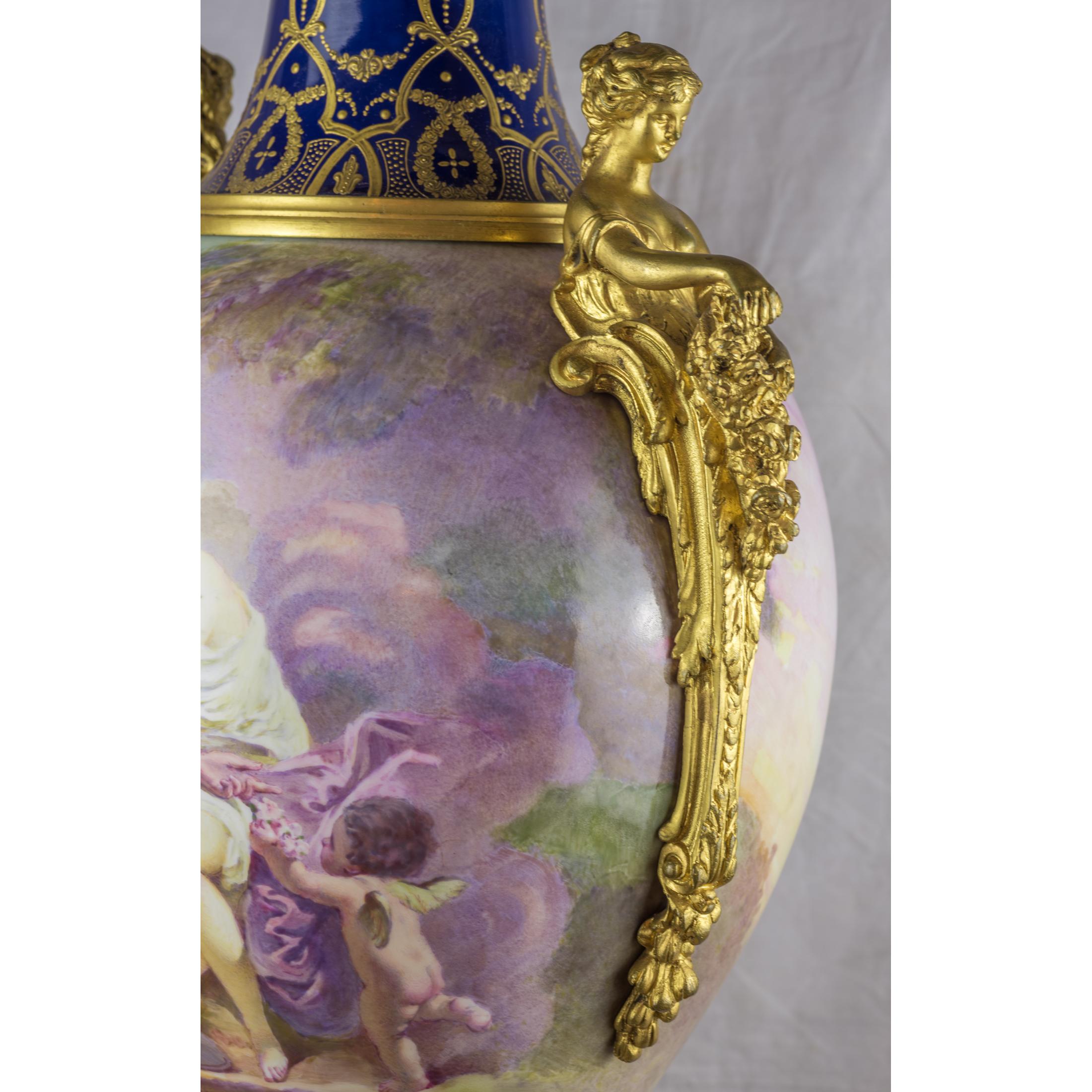 Français Vase en porcelaine peinte de style Sèvres du 19ème siècle monté sur bronze doré en vente