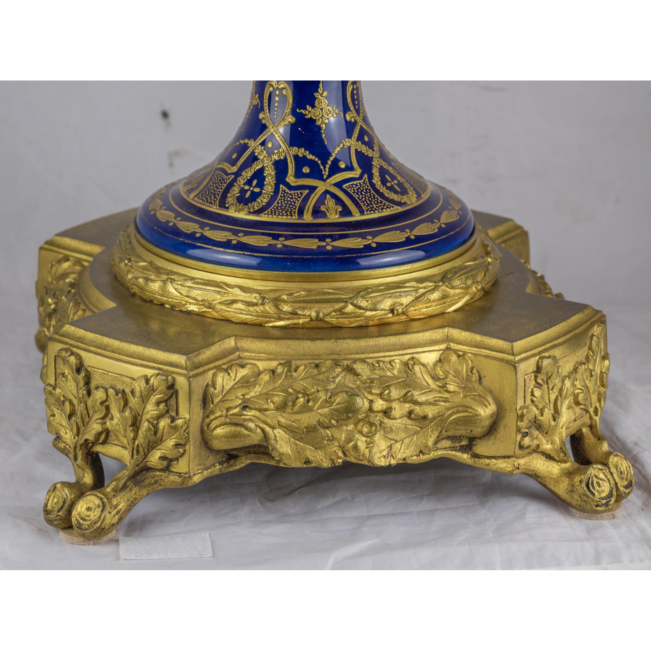Vase en porcelaine peinte de style Sèvres du 19ème siècle monté sur bronze doré en vente 1