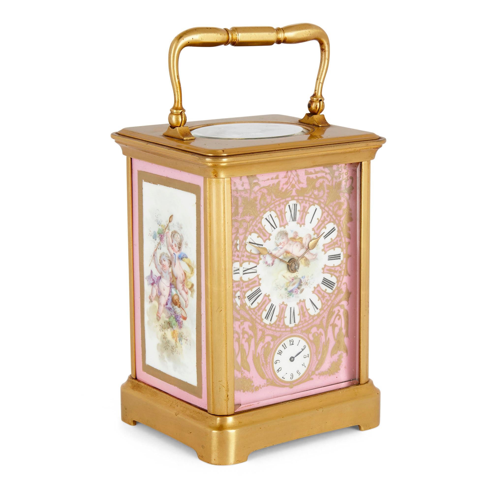 Rokoko-Stil Sèvres Stil Porzellan und Ormolu Kutsche Uhr
Französisch, Ende 19. Jahrhundert
Abmessungen: Höhe 18cm, Breite 10cm, Tiefe 8,5cm

Die Kutschenuhr hat eine rechteckige Form und ist mit einem rechteckigen Ormolu-Gehäuse ausgestattet, das
