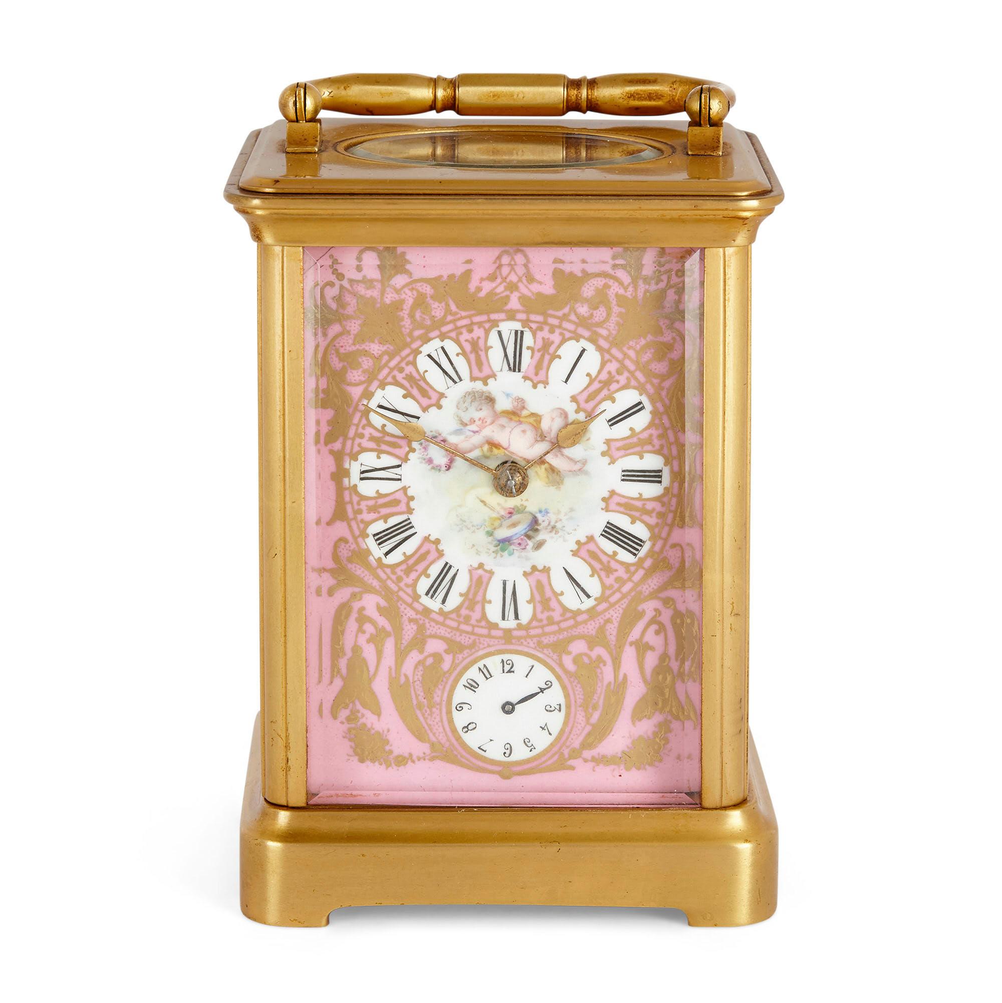Rokoko-Stil Sèvres Stil Porzellan und Ormolu Kutsche Uhr (Vergoldet) im Angebot