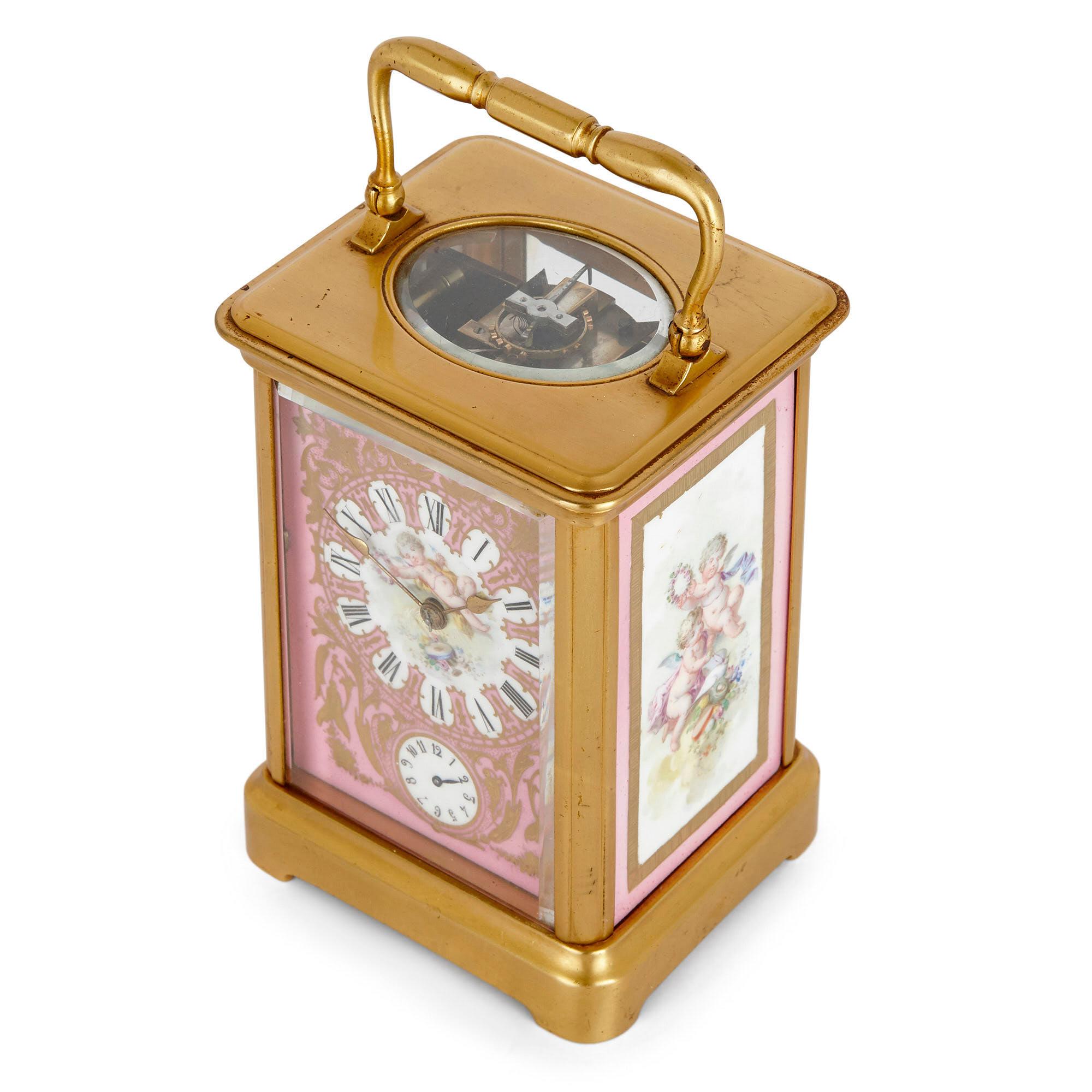 Rokoko-Stil Sèvres Stil Porzellan und Ormolu Kutsche Uhr (19. Jahrhundert) im Angebot