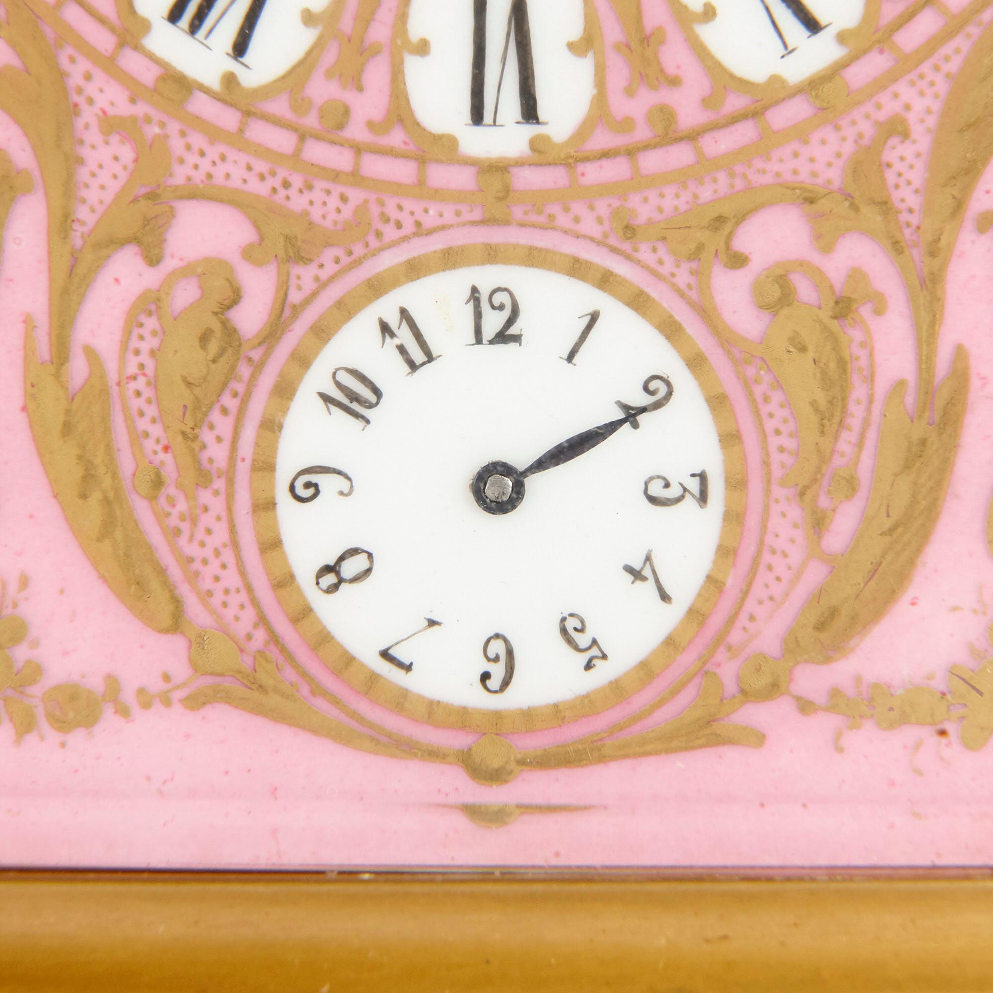 Rokoko-Stil Sèvres Stil Porzellan und Ormolu Kutsche Uhr im Angebot 1