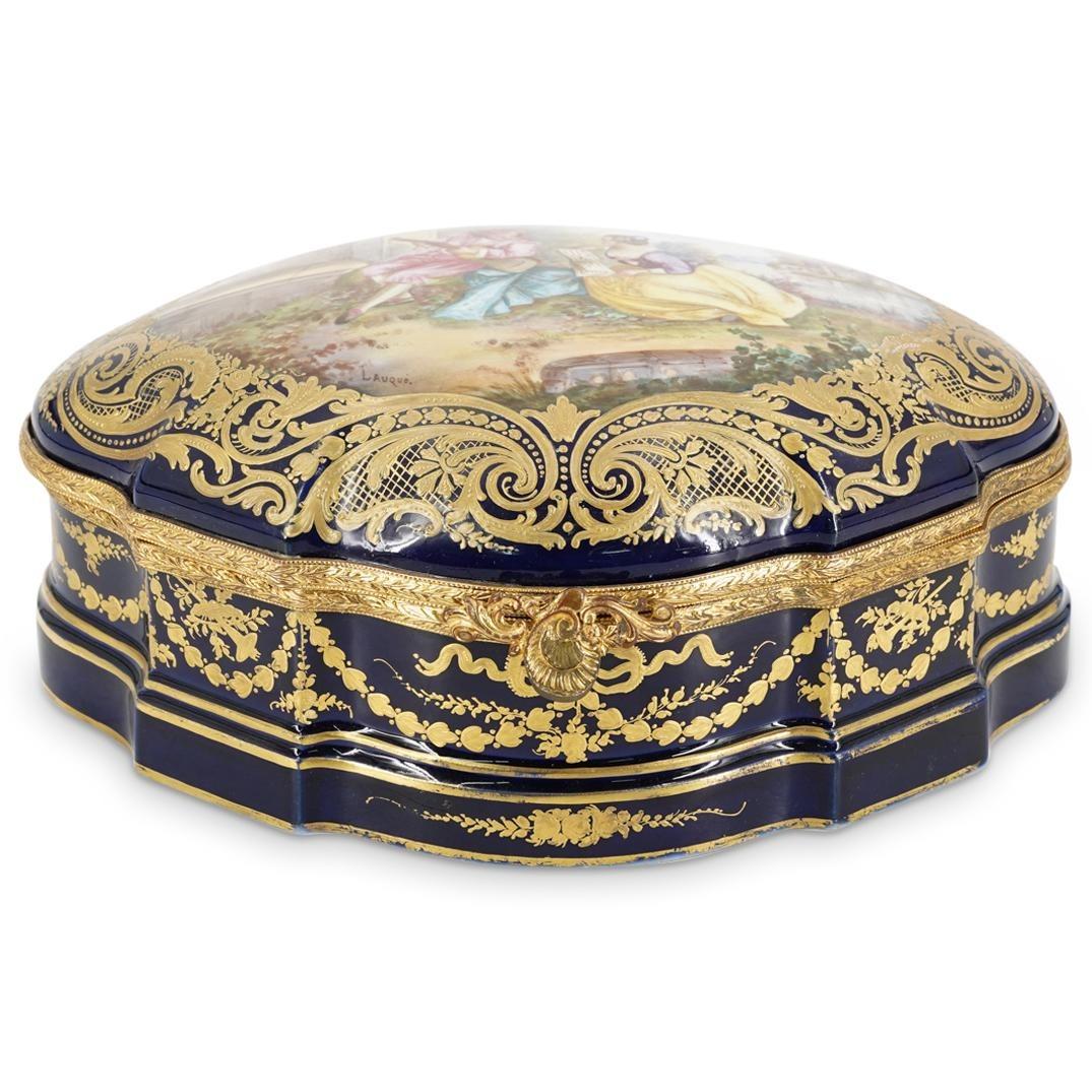 Gran joyero o bombonera de porcelana de estilo Sevres antiguo (finales del siglo XIX) de estilo francés Luis XV / XVI.  12 1/4 por 9 por 4 3/4 pulgadas. Con finos dorados y diseños pintados a mano, incluida la parte superior, que representa a unos
