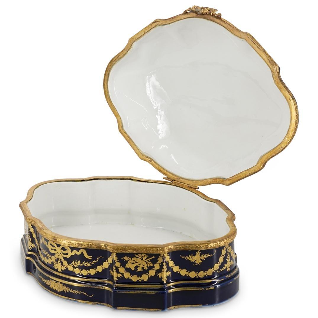 Caja tocador / joyero de porcelana estilo Sevres del siglo XIX Luis XV en venta