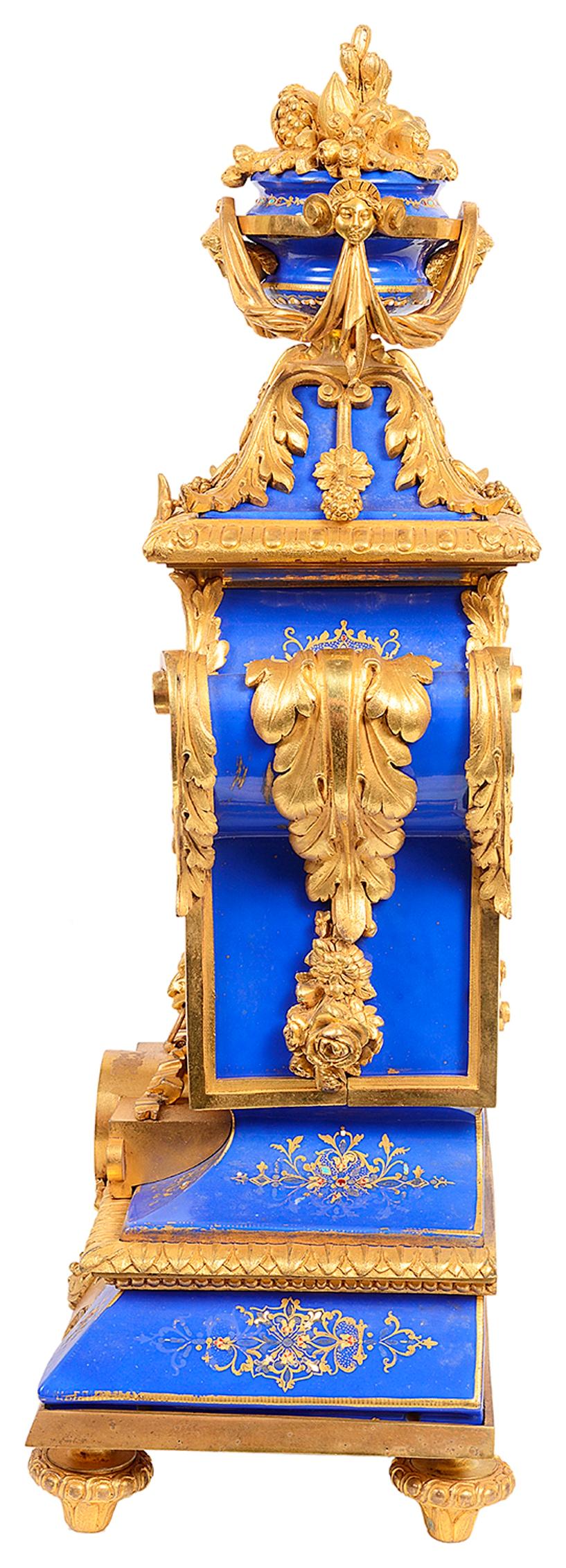 Porzellan-Kaminuhr im Sevres-Stil des 19. Jahrhunderts (Louis XVI.) im Angebot