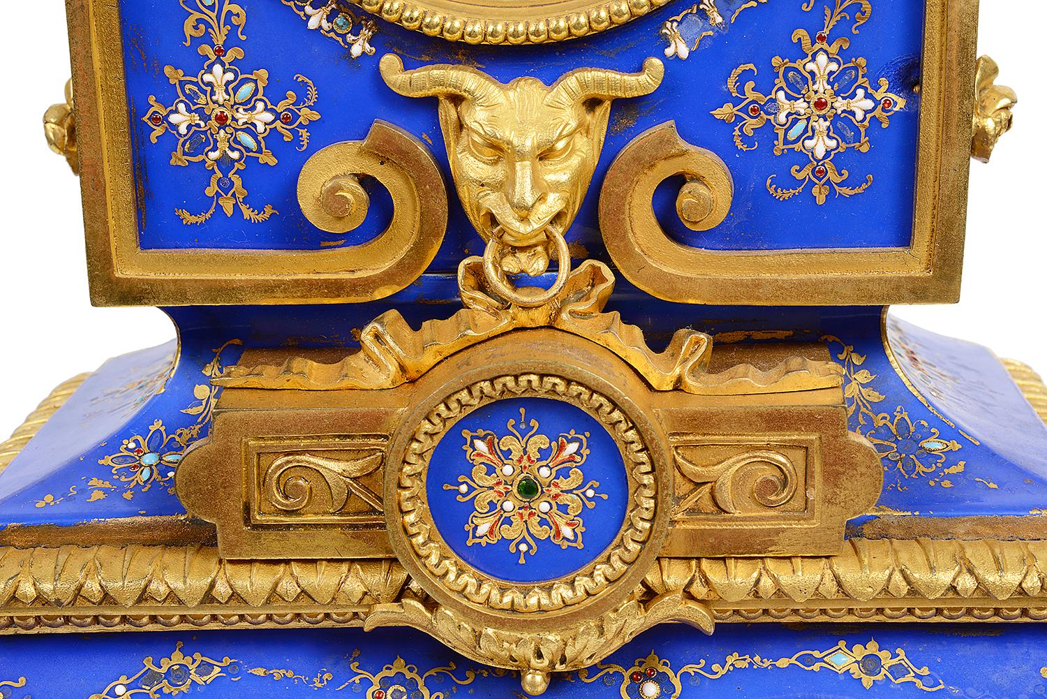Porzellan-Kaminuhr im Sevres-Stil des 19. Jahrhunderts (Vergoldet) im Angebot