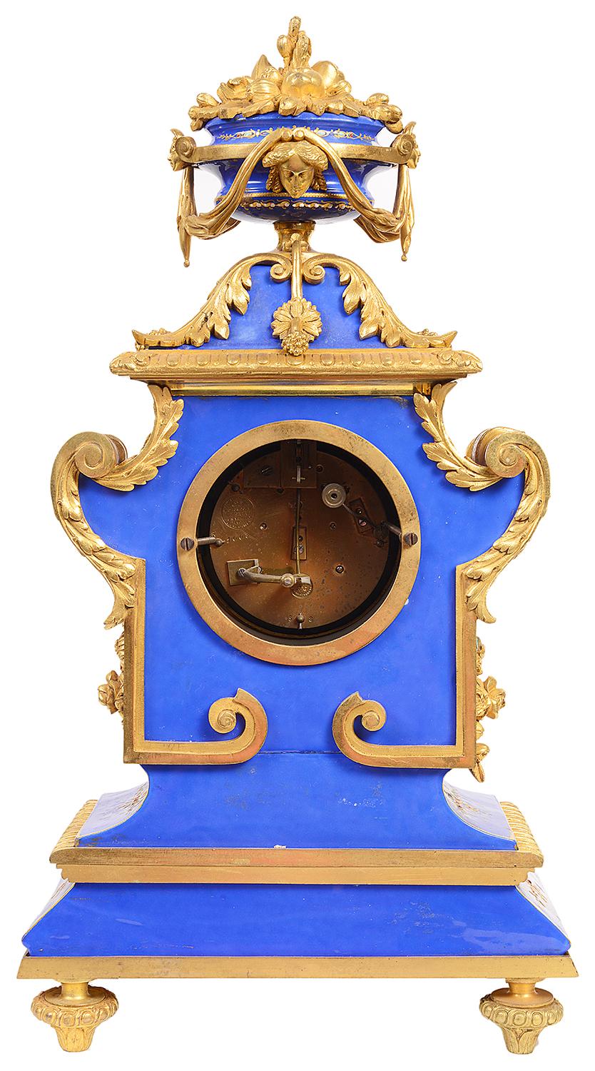 Porzellan-Kaminuhr im Sevres-Stil des 19. Jahrhunderts im Angebot 3