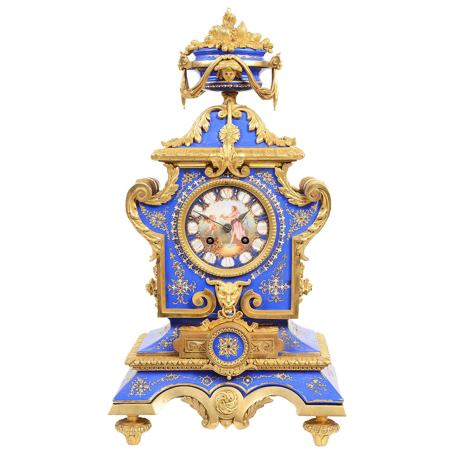 Pendule de cheminée en porcelaine de style Sèvres du 19e siècle