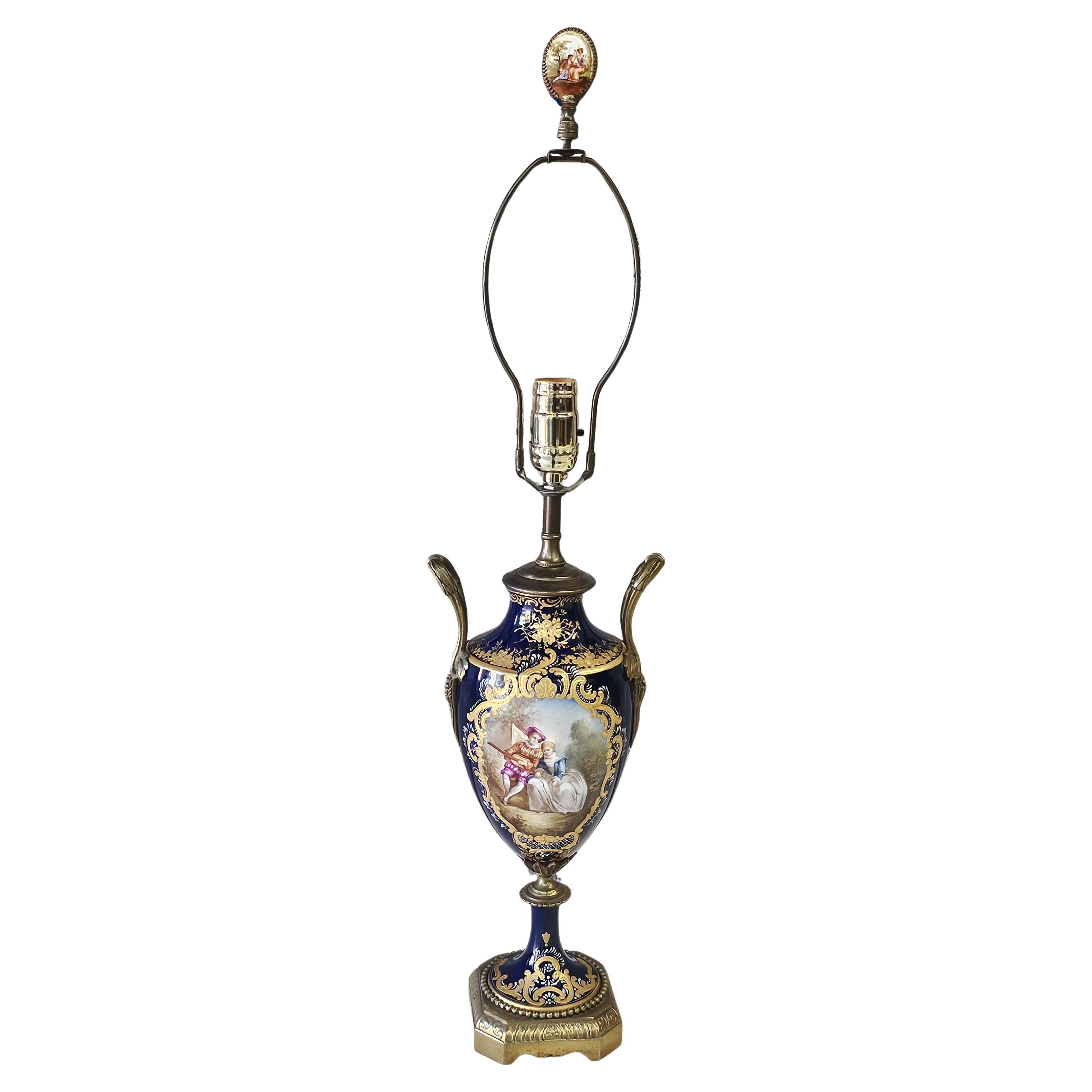 Lampe de table de type Sèvres, 19e siècle, en porcelaine peinte et dorée et vase monté en bronze doré