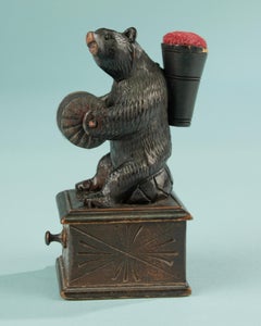 Accessorio da cucito del XIX secolo - Black Forest - Orso di legno intagliato