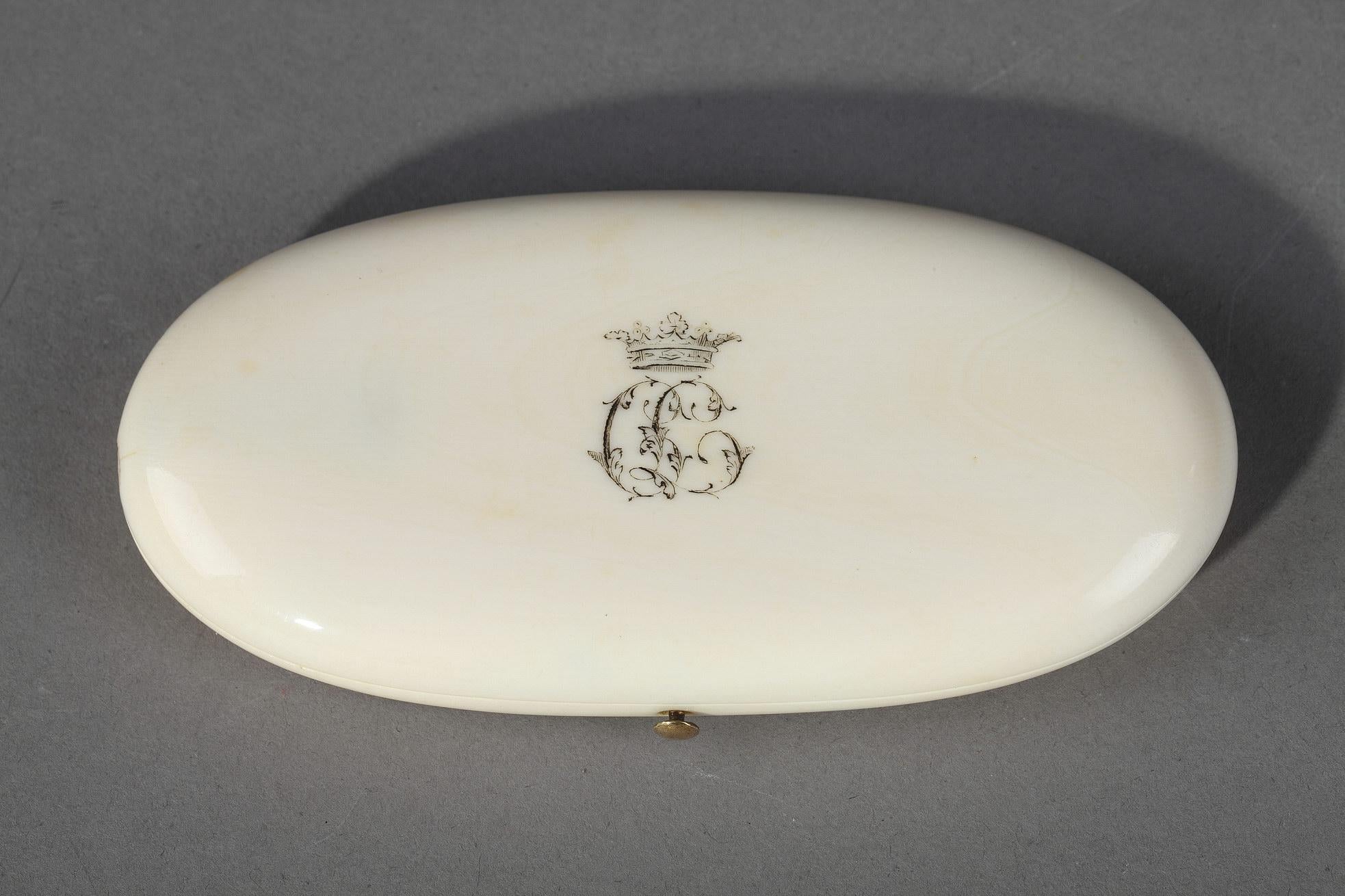 Ovales Nähkästchen aus dem späten 19. Jahrhundert, verziert mit gekröntem Monogramm. Das Etui enthält fünf Nähutensilien aus Gold und Stahl, die mit kleinen Blumen verziert sind. Auf der Innenseite beschriftet: AUCOC A PARIS. Gewicht: 27,6 g,

um