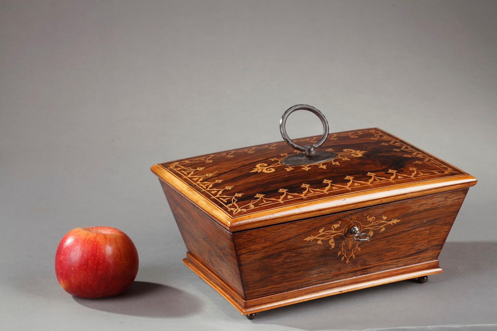 Early 19th century sewing box with classically-inspired sarcophagus form. Crafted of veneer wood and wood marquetry, the box is decorated with delicate neo-gothic motifs and foliage. The lid opens to reveal an array of sewing instruments :

- a