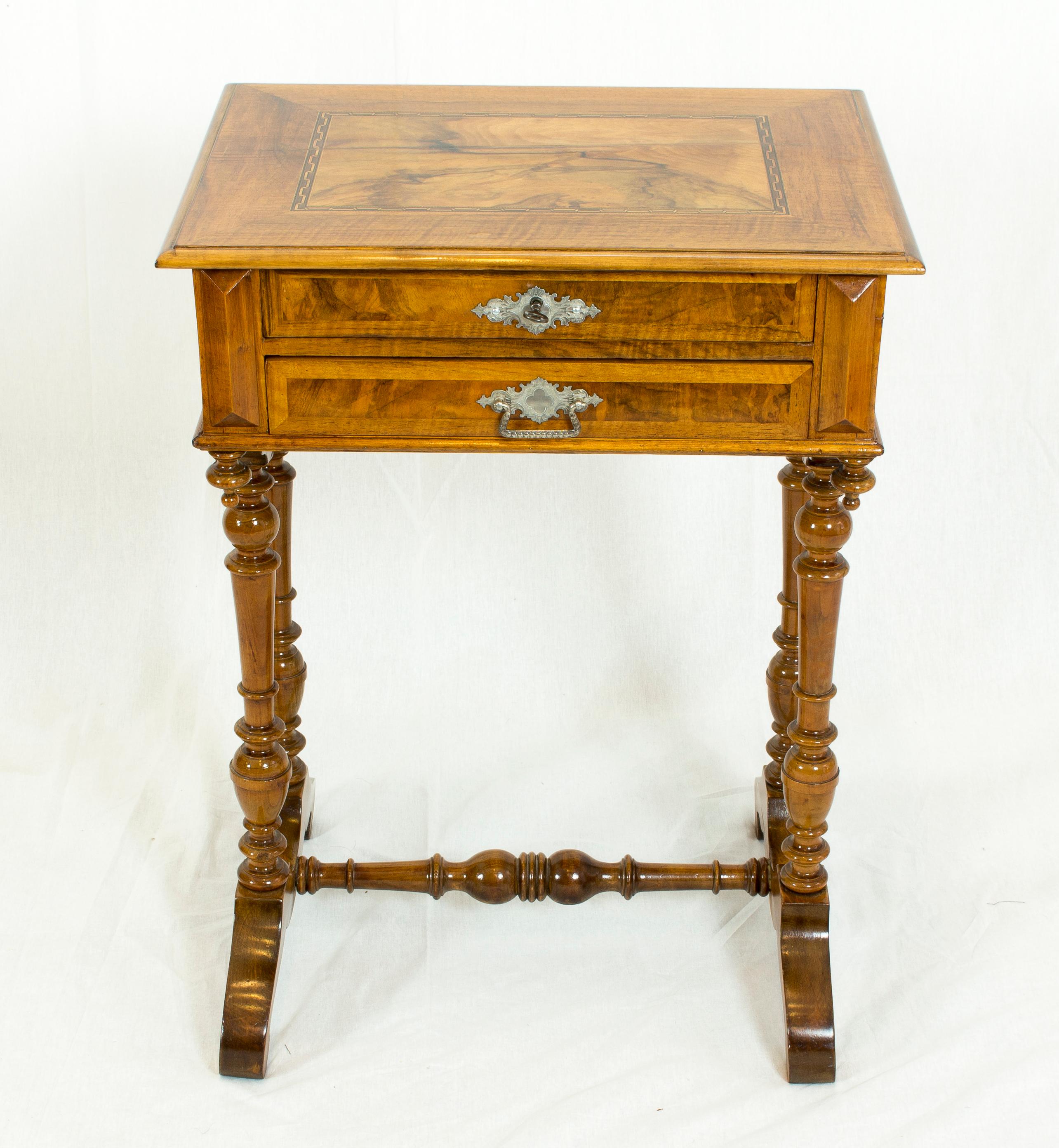 Magnifique table de couture ou d'appoint en noyer, massif et plaqué, avec incrustations de rubans. La table date de l'époque Altdeutscher Stil, vers 1870. En très bon état restauré.