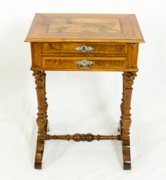 Näh- oder Beistelltisch aus Nussbaumholz aus dem 19.