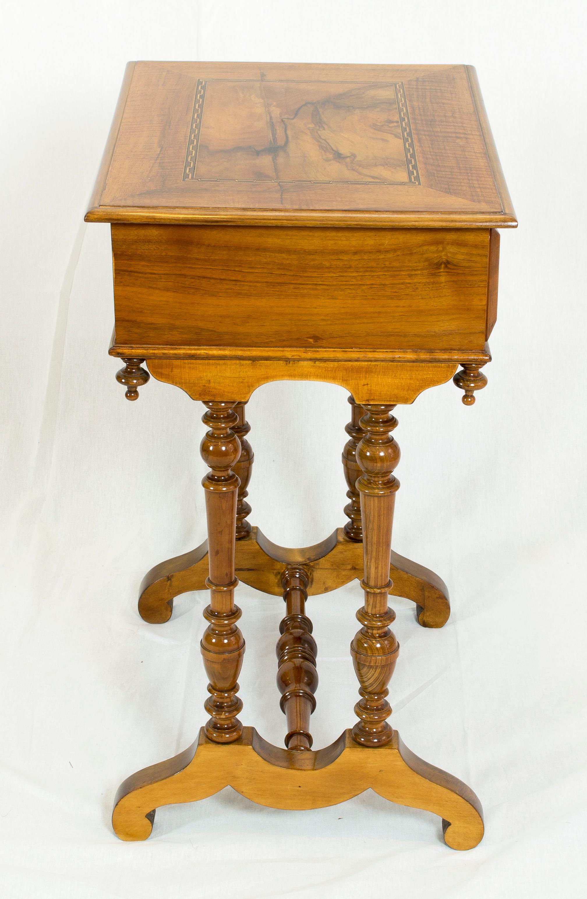 Apogée victorien Table de couture ou d'appoint en noyer du 19e siècle en vente