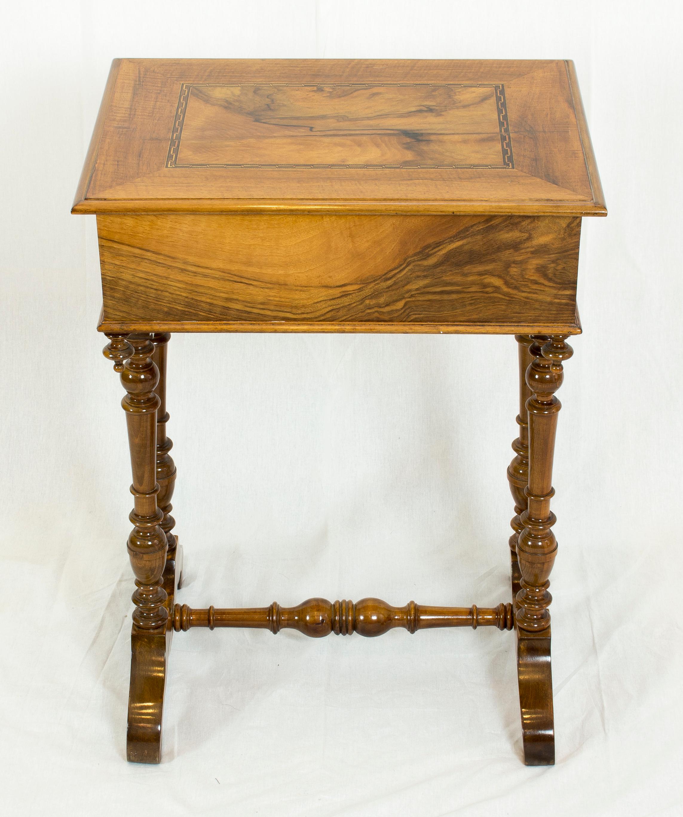 Allemand Table de couture ou d'appoint en noyer du 19e siècle en vente