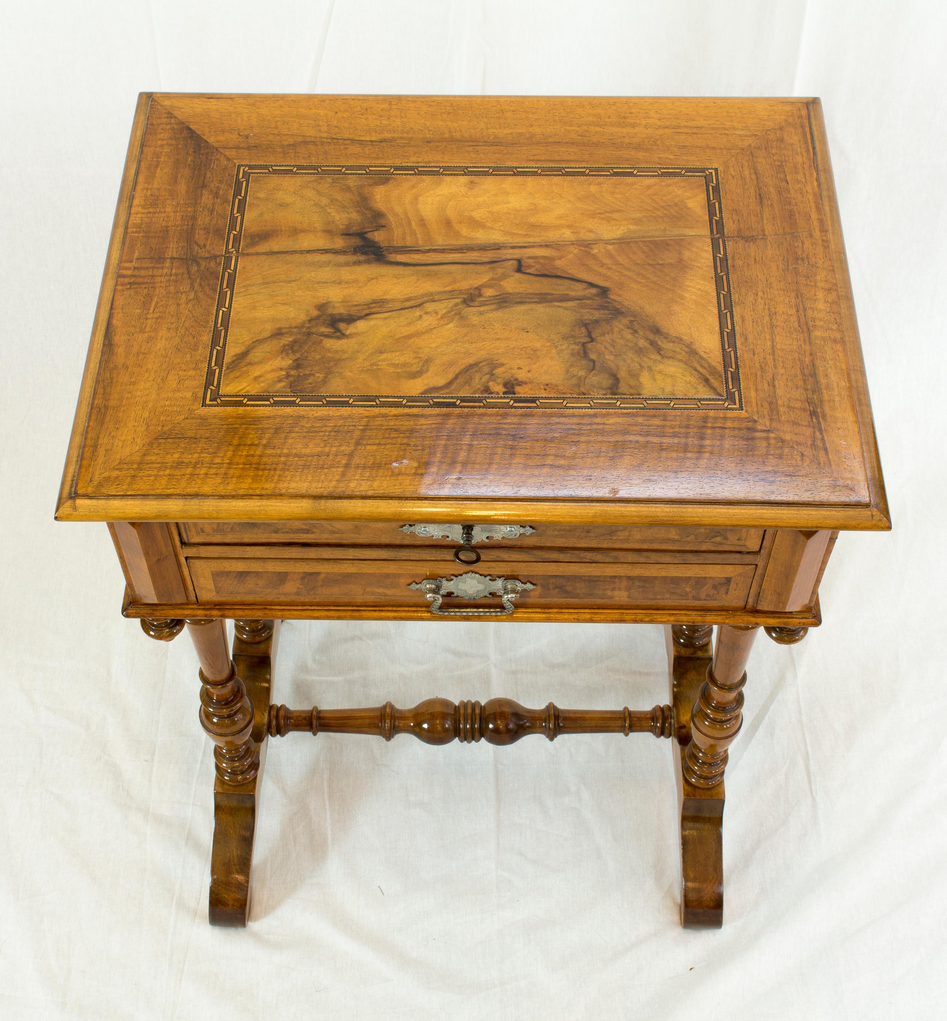Poli Table de couture ou d'appoint en noyer du 19e siècle en vente
