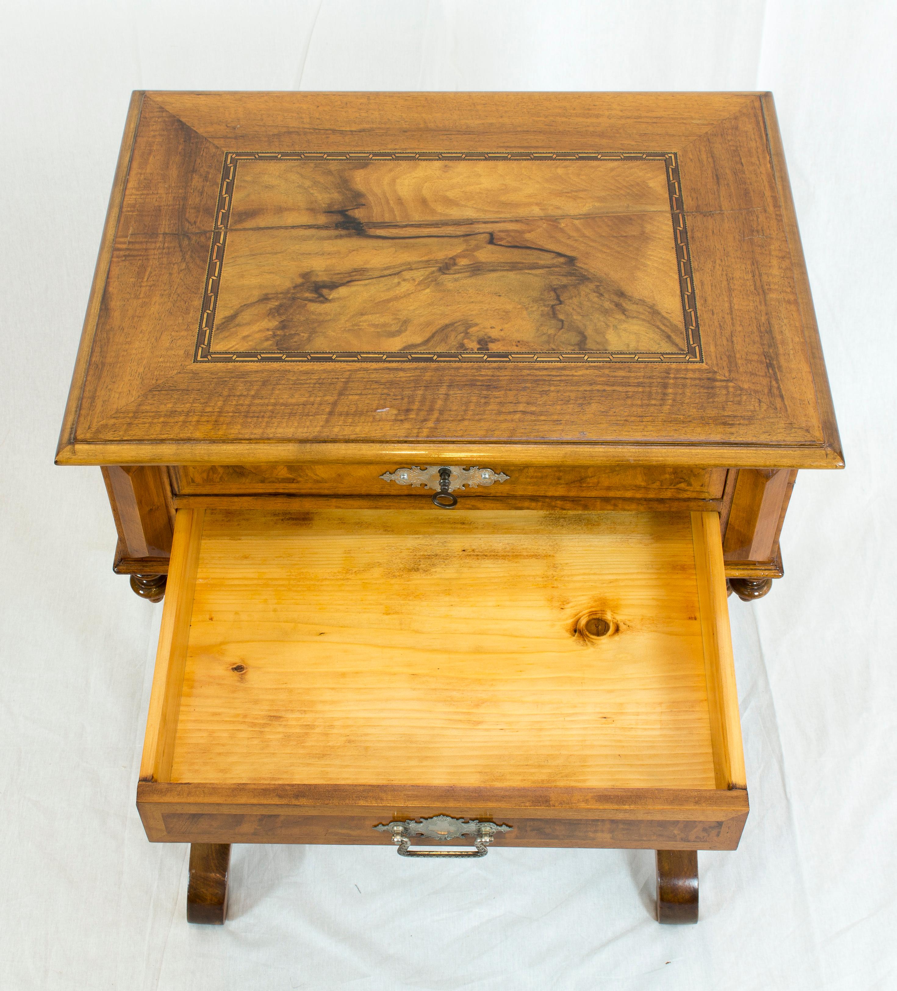 Table de couture ou d'appoint en noyer du 19e siècle Bon état - En vente à Darmstadt, DE