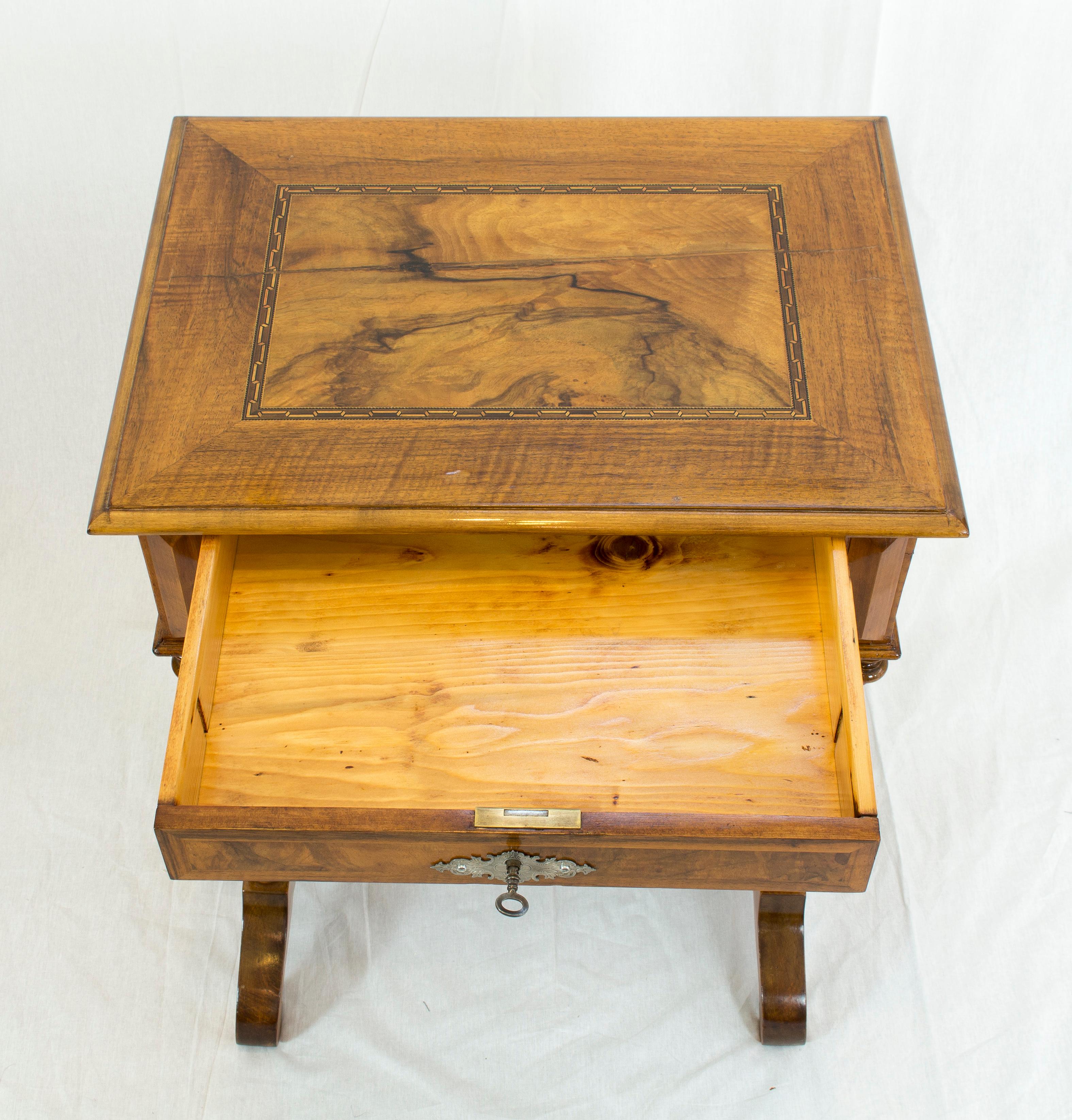 XIXe siècle Table de couture ou d'appoint en noyer du 19e siècle en vente