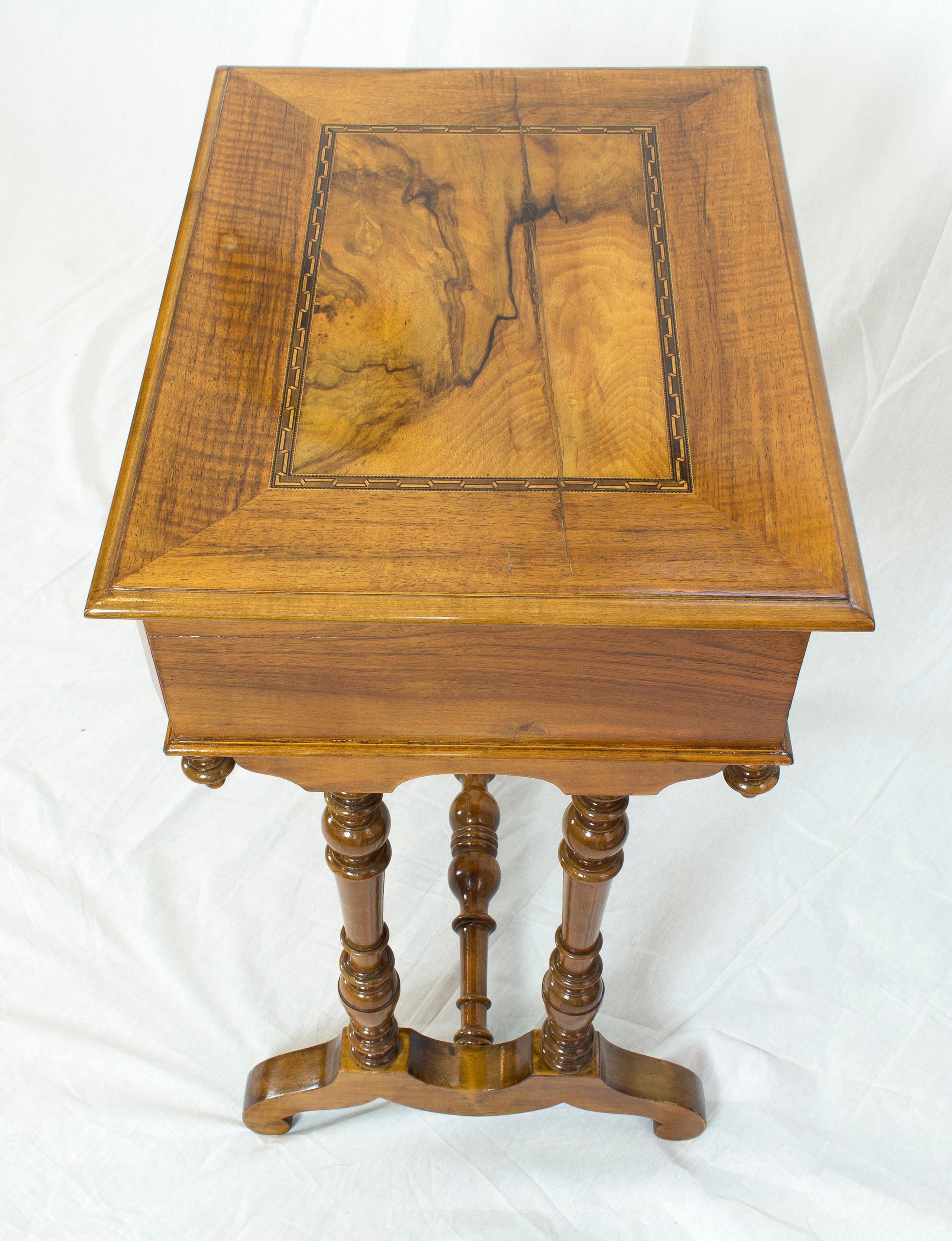 Pin Table de couture ou d'appoint en noyer du 19e siècle en vente