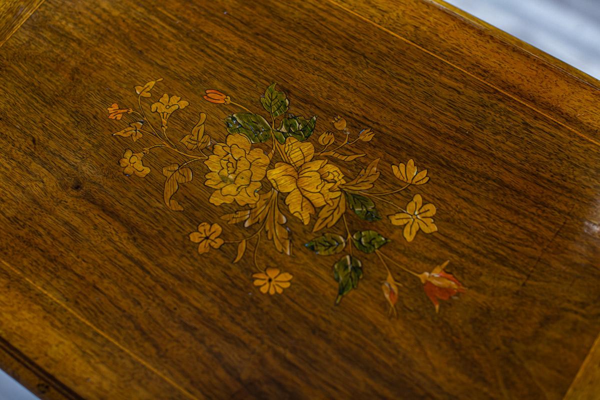 Table à couture du XIXe siècle avec plateau incrusté en vente 4