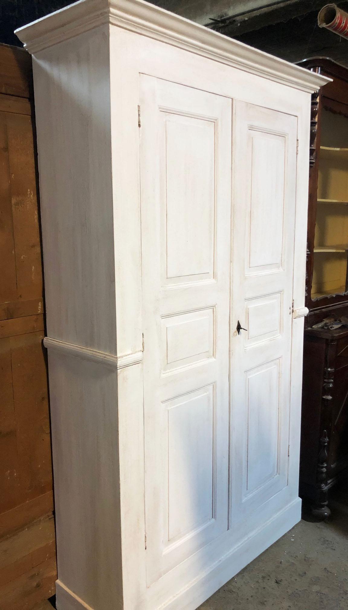 Antiker piemontesischer Kleiderschrank mit zwei Türen, mit beweglichen Einlegeböden, original, shabby white, flach.
Größe cm: 124 + 12 Rahmen x 41 x 221 Höhe
Alter: um 1880.
Der Schrank kann in seine Hauptteile und Türen zerlegt werden.
Sie werden