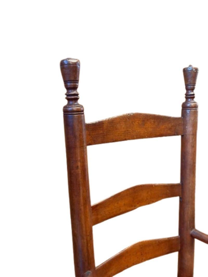 Shaker Child's Ladder Back Armchair, 19. Jahrhundert, um 1870, ein antiker Kindersessel mit Leiterrücken und dem für die Stühle der Shakers in der Gemeinde New Lebanon, New York, charakteristischen länglichen Knauf. Der Stuhl ist aus gedrechseltem