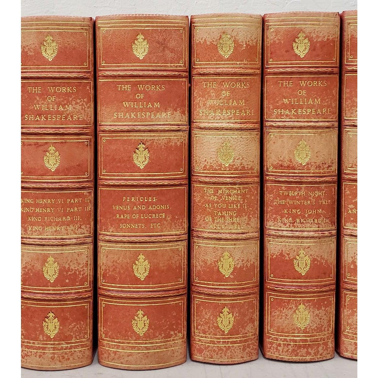 shakespeare du 19ème siècle 10 volumes, vers 1894

Publié sous la direction de William Aldis Wright

Macmillan and Co., Londres et New York

Chaque volume mesure 7