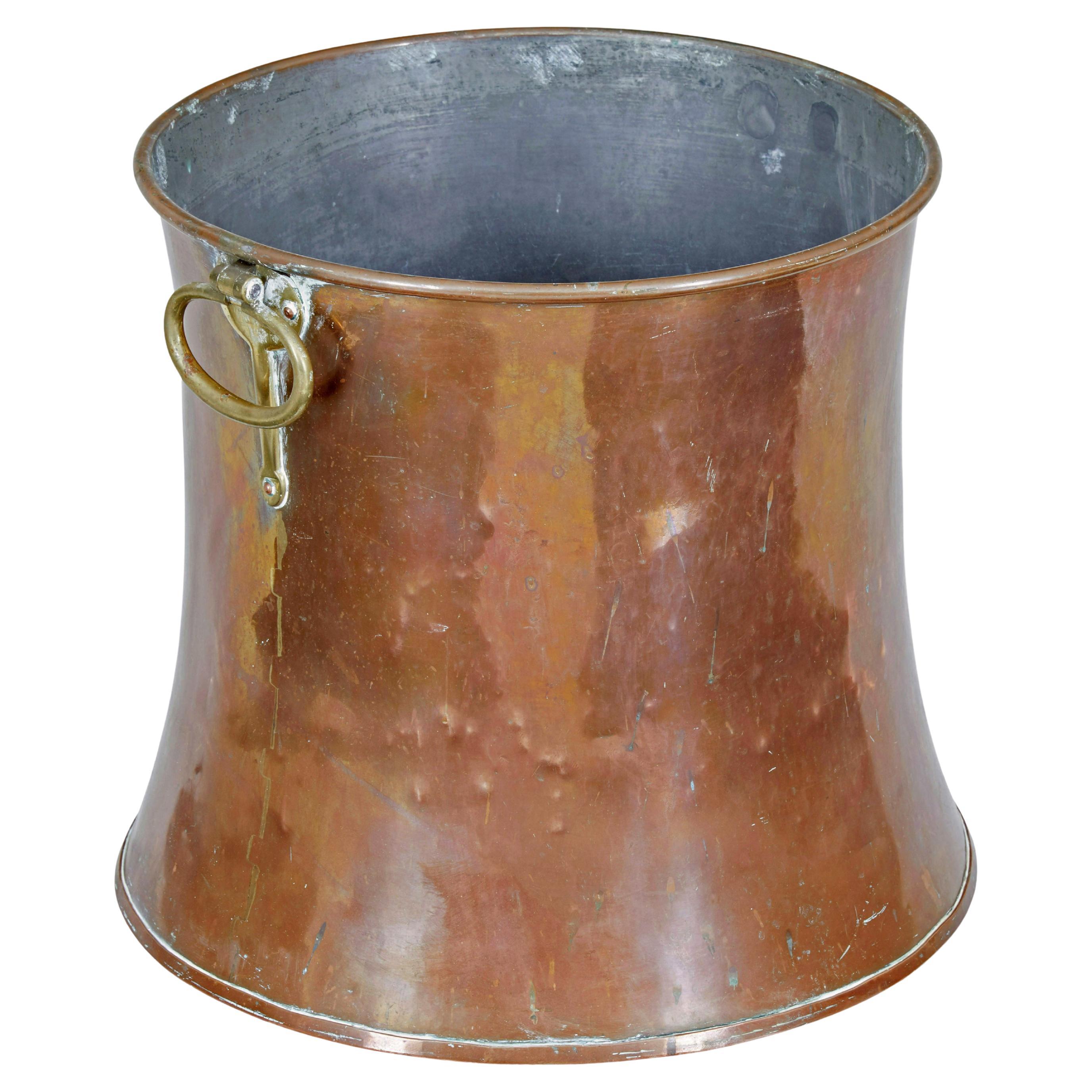 Papelera para troncos de cobre y latón con forma del siglo XIX