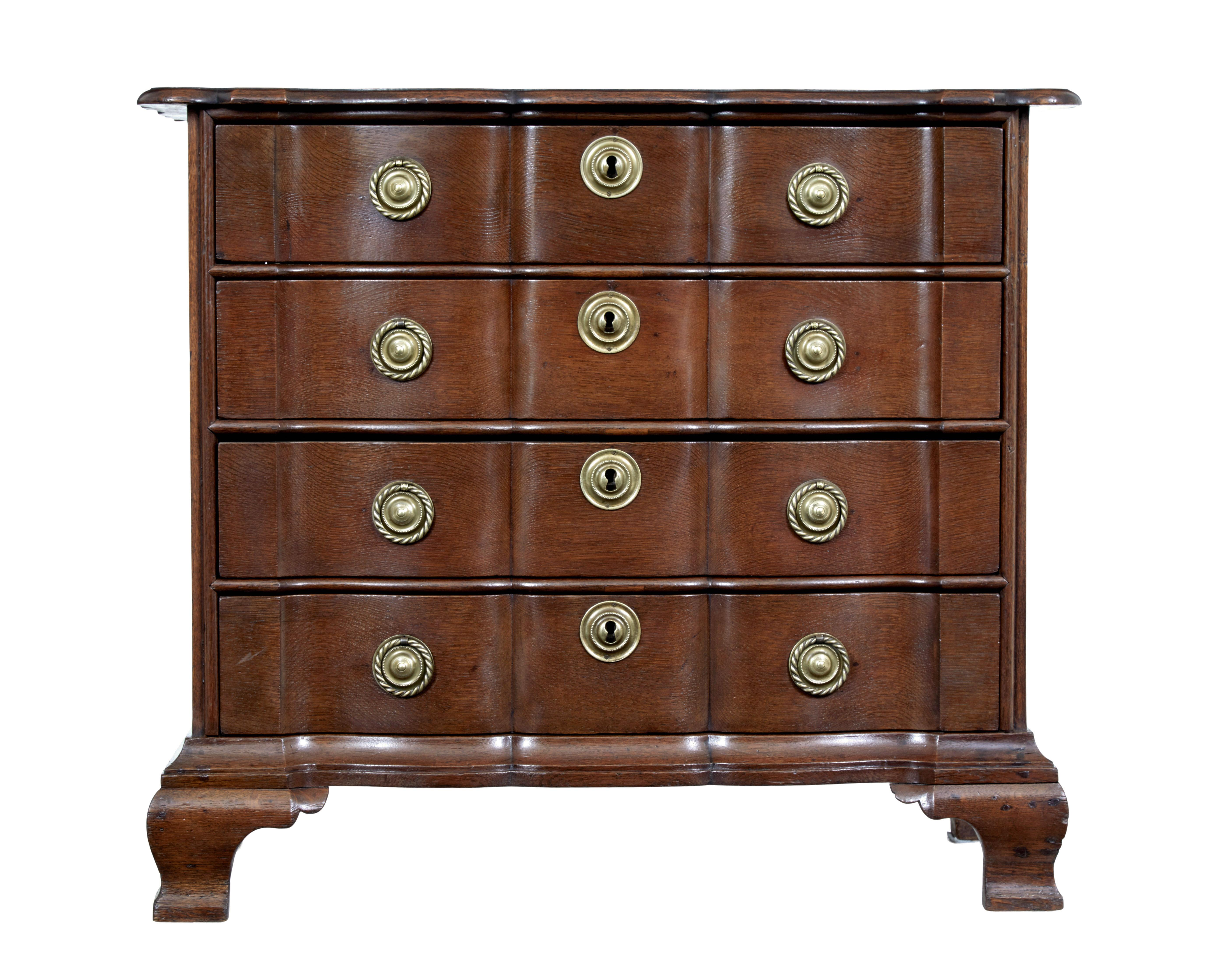 Cassettiera in rovere con fronte sagomato del XIX secolo, circa 1880.

Comò in rovere di forma olandese con fronte a serpentina, molto simile al gusto olandese. 4 cassetti con maniglie originali in ottone ad anello e scanalature.

In piedi su piedi