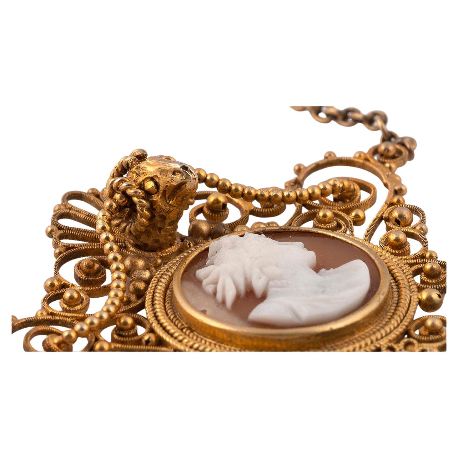 
Composed of two ovals depicting classical busts in wire-work surrounds.
Lenght : 45cm

