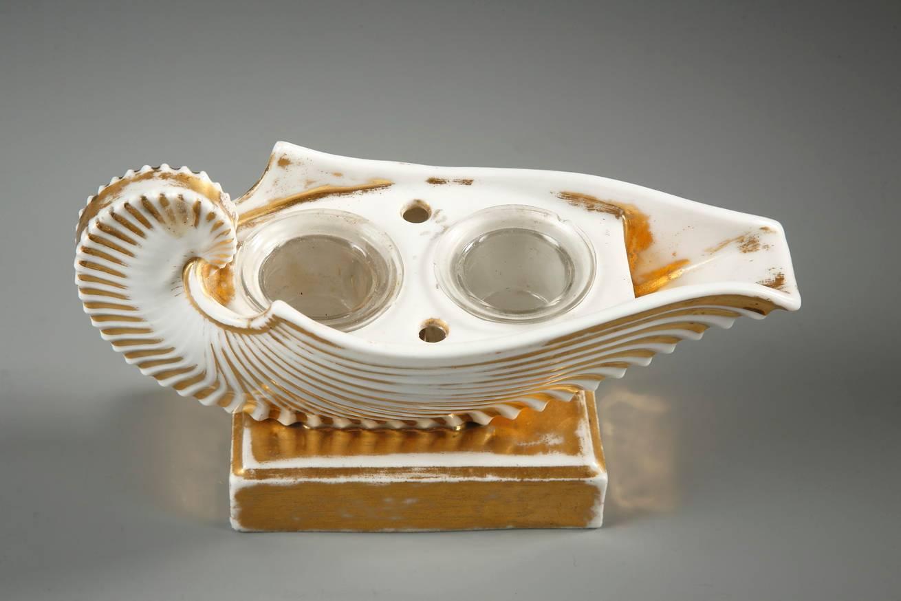 Encrier en porcelaine blanche en forme de coquillage du 19ème siècle en vente 1