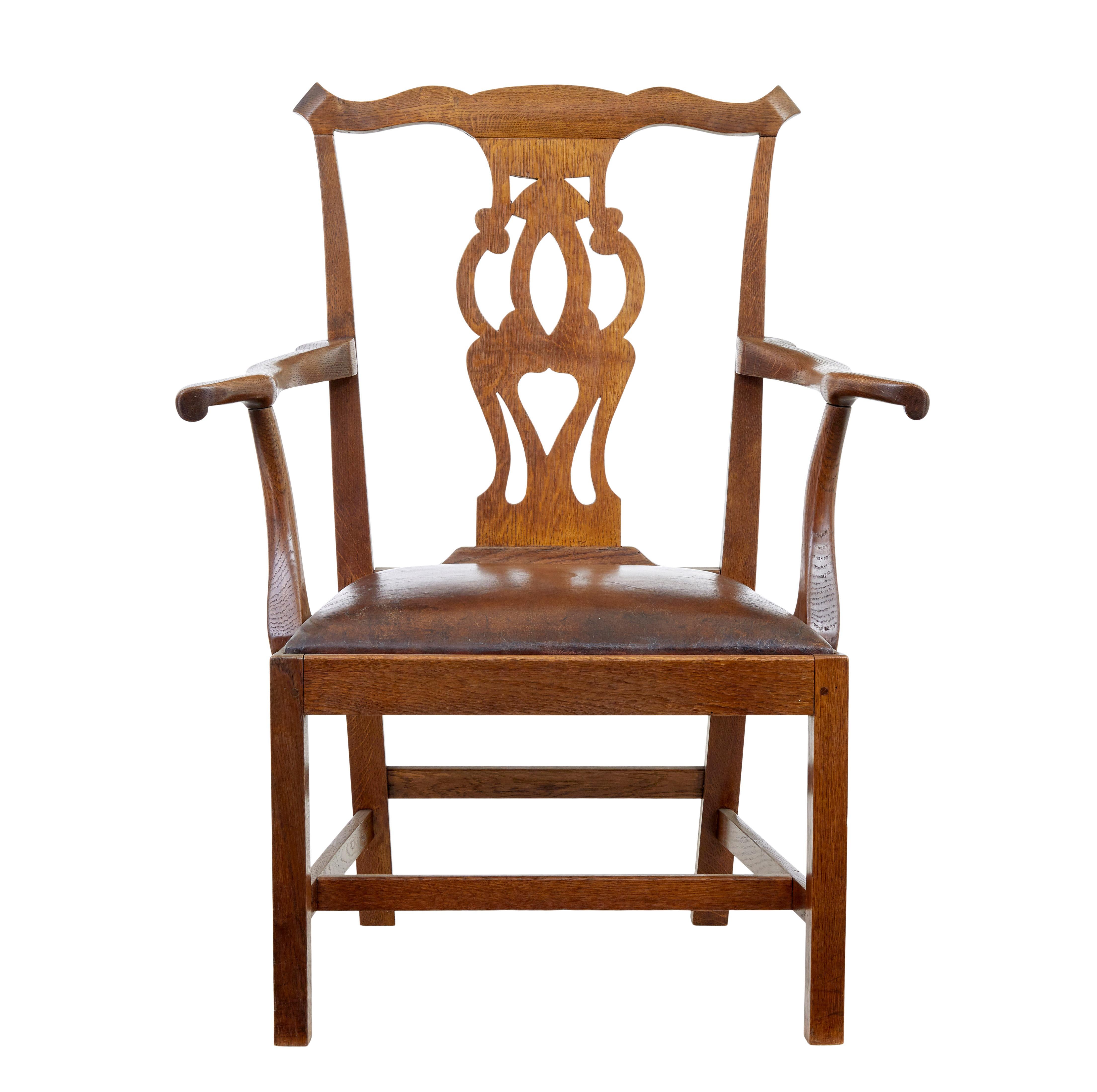 Eichenholzsessel aus der Mitte des 19. Jahrhunderts, um 1840, aus massiver Eiche.

Fantastischer Stuhl mit Proportionen, die sich gut für einen Schreibtischstuhl eignen.

Geformter Rücken mit gearbeiteter Rückenlehne.  Echte tiefe Arme in Form eines