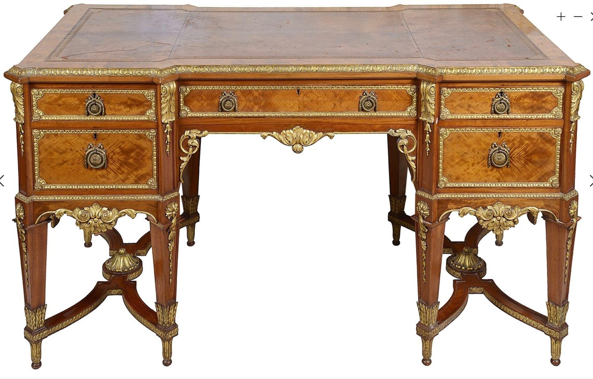 Scrivania con foro per le ginocchia di Sheraton revival in legno di raso della fine del XIX secolo, con il piano originale in pelle con inserti dorati, cinque cassetti graduati rivestiti in mogano con decorazioni dorate intagliate e maniglie