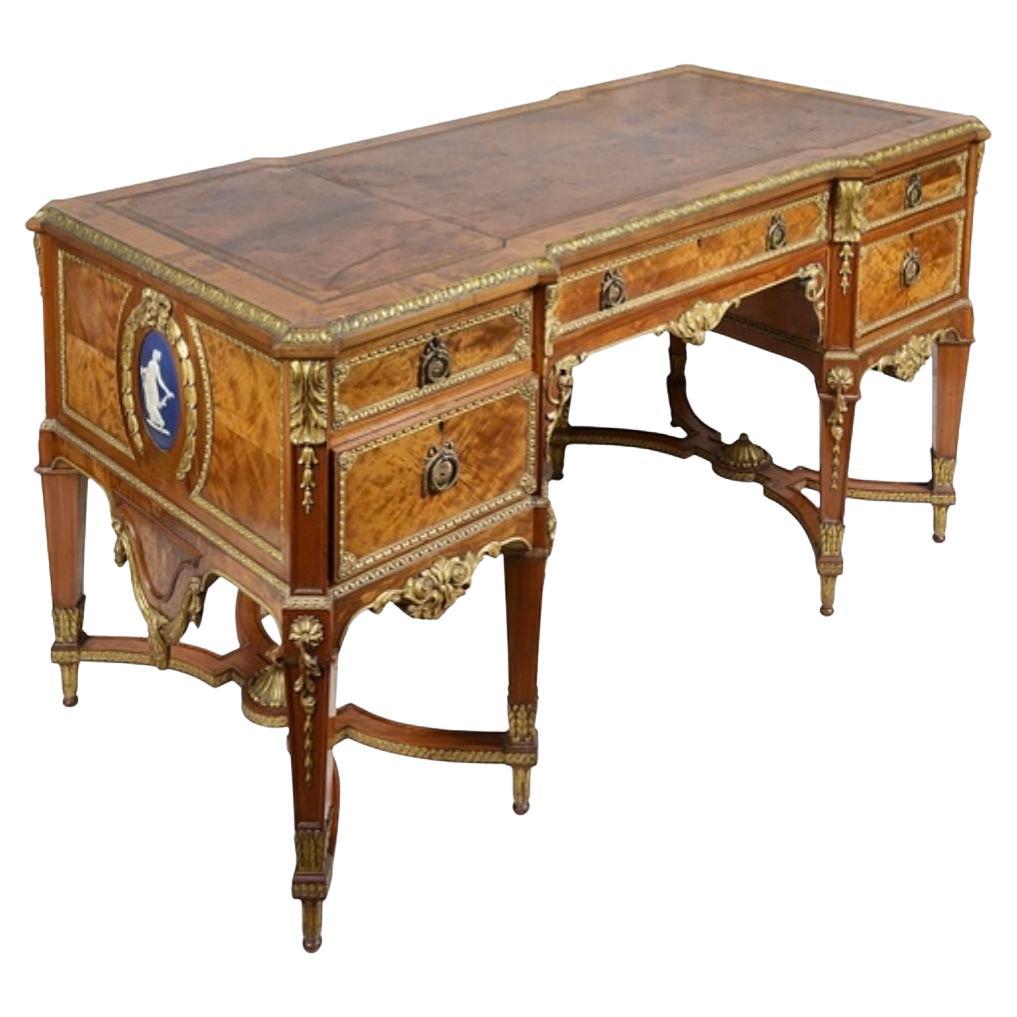 Scrivania in legno satinato Sheraton Revival del XIX secolo.