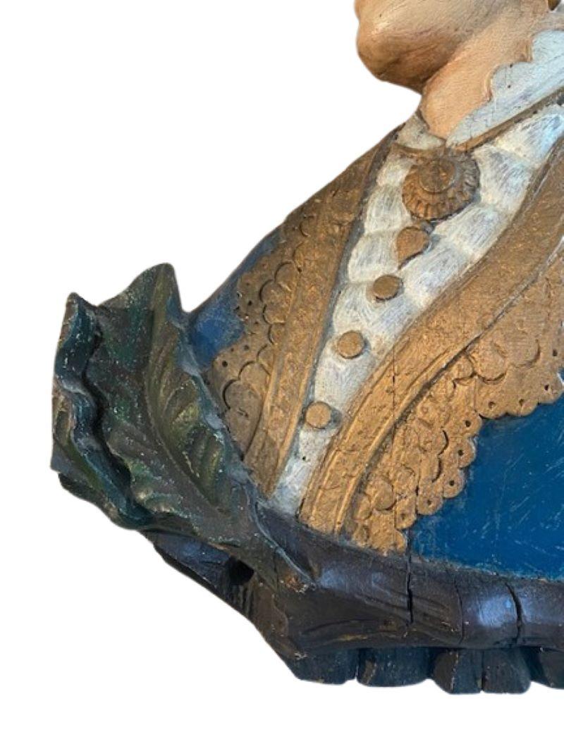 Très rare sculpture de tableau de bateau, du début au milieu du XIXe siècle, une plaque sculptée et peinte à la main représentant une femme élégante en robe bleue avec revers en or, col et corsage en dentelle blanche, cheveux coiffés de façon