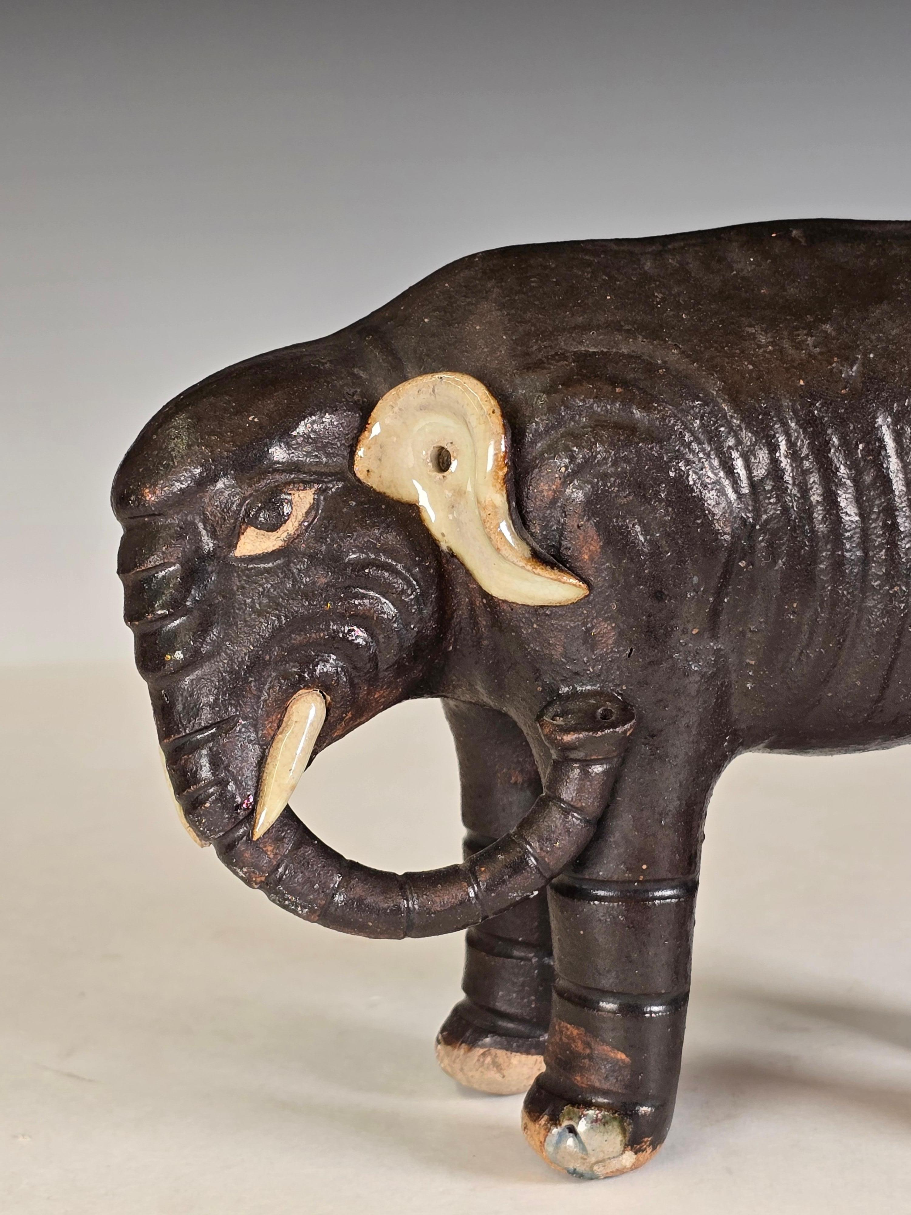 Escultura de elefante Shiwan del siglo XIX Chino en venta