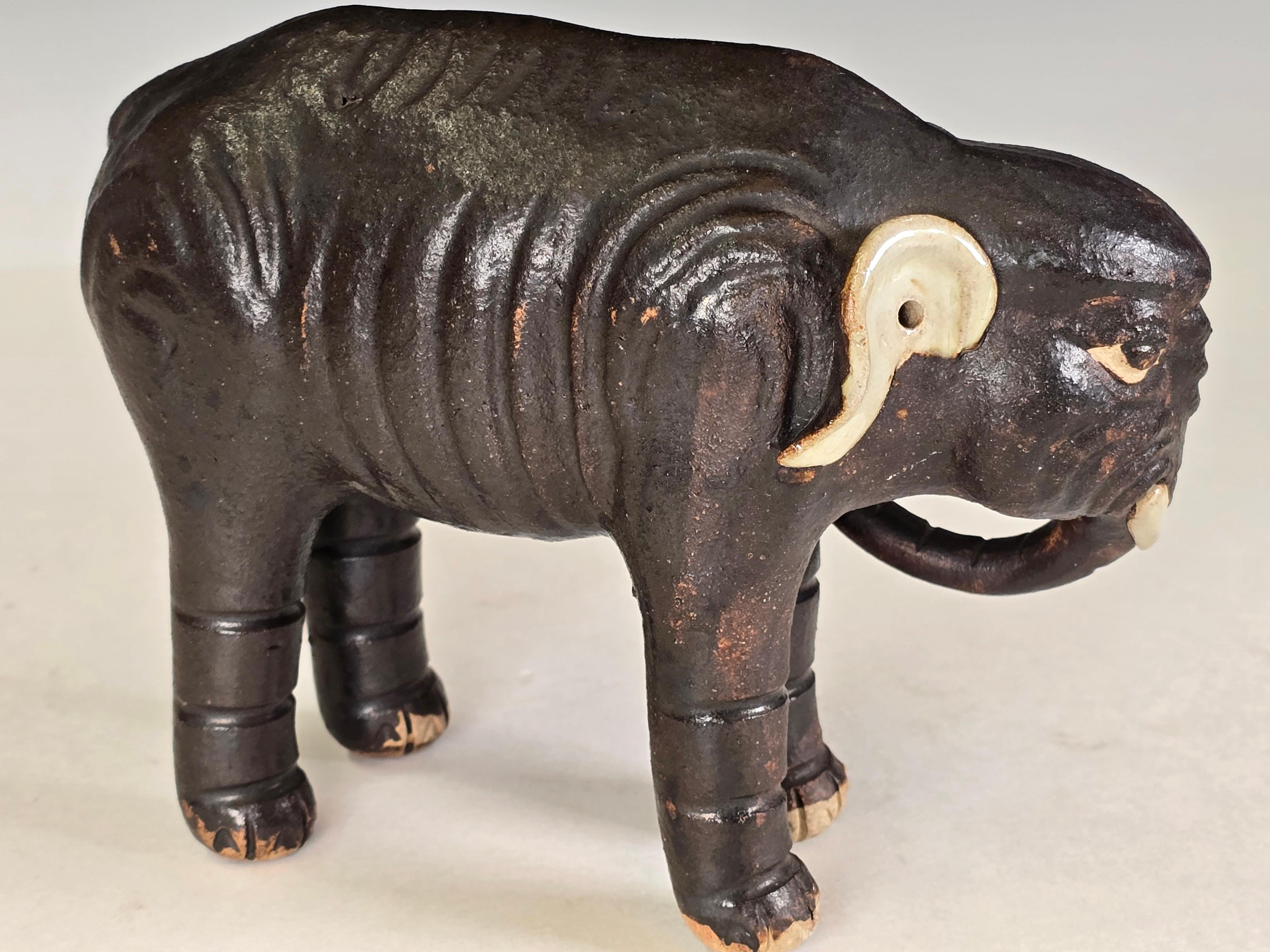 Escultura de elefante Shiwan del siglo XIX en Bueno estado para la venta en Kilmarnock, VA