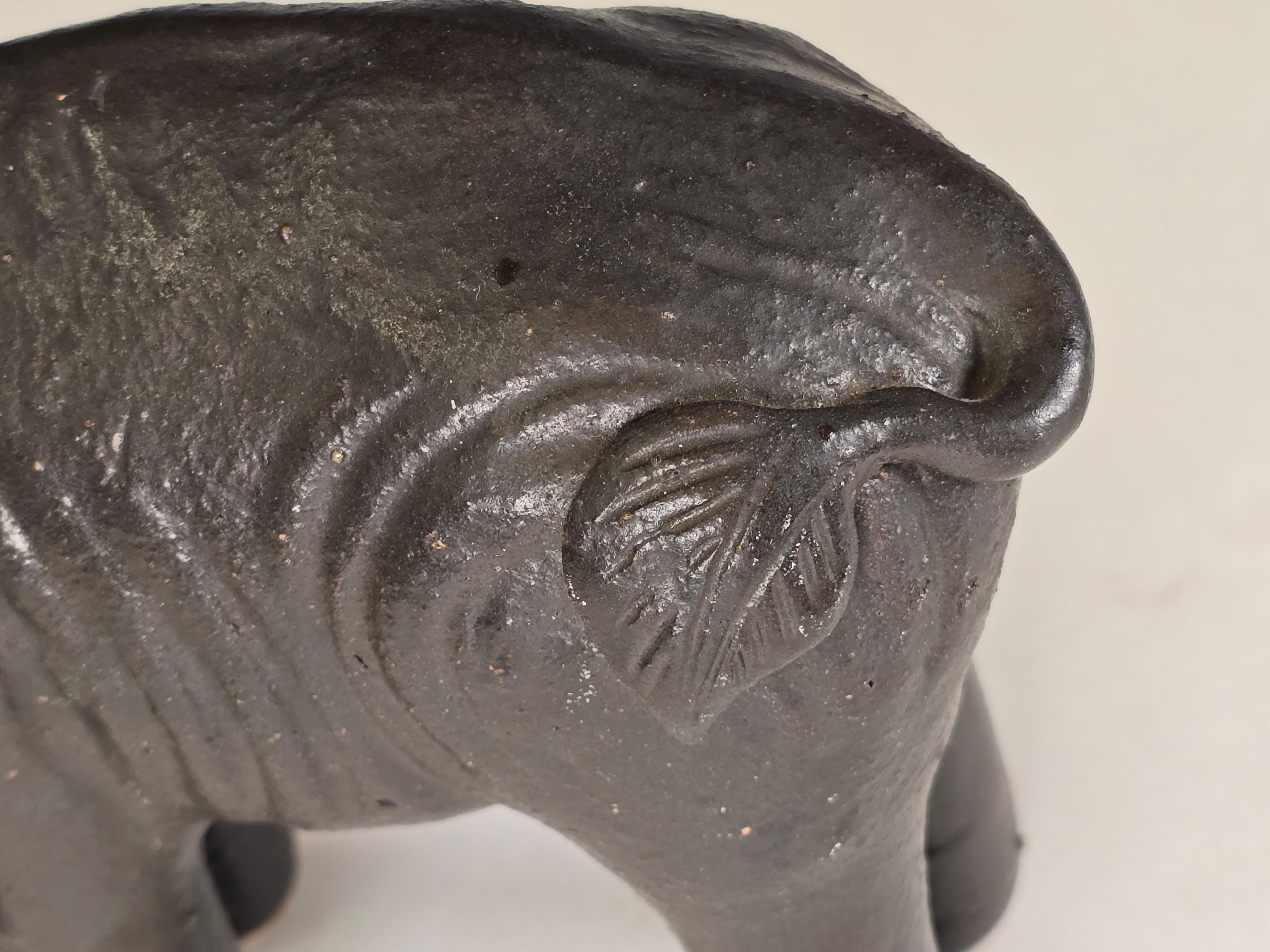 Escultura de elefante Shiwan del siglo XIX Cerámico en venta