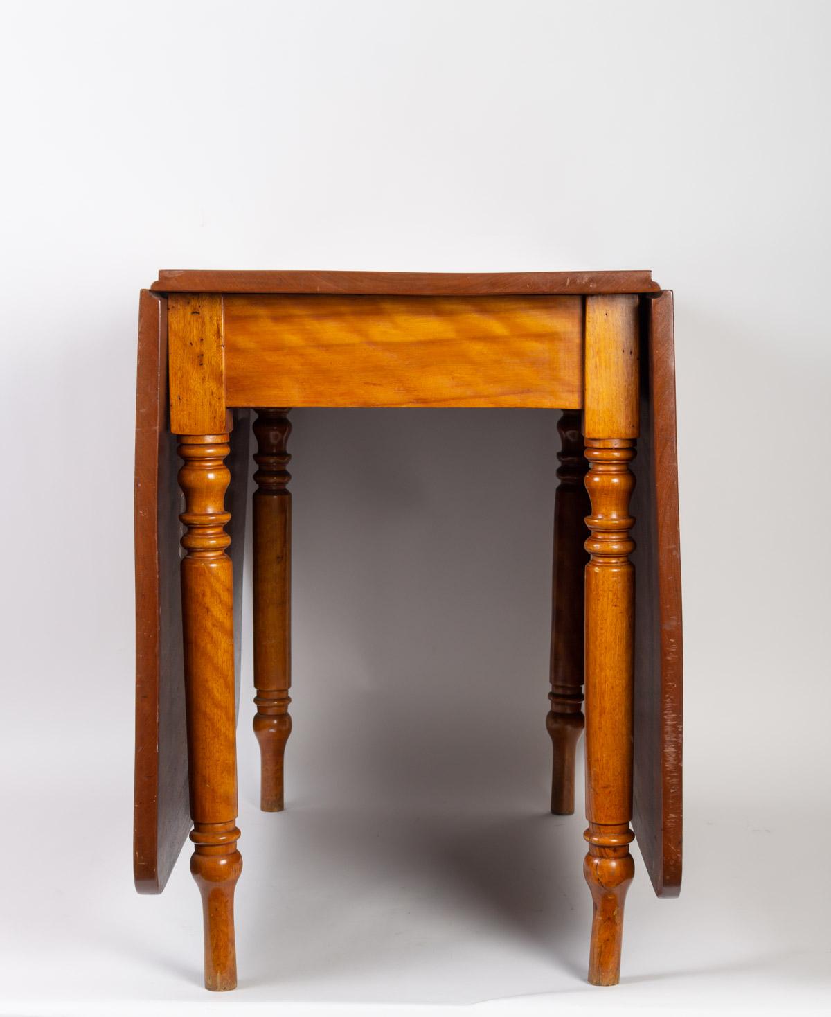 Walnut shutter table from the 19th century.

Measures: H 72 cm., L closed 47 cm, L open 166 cm.